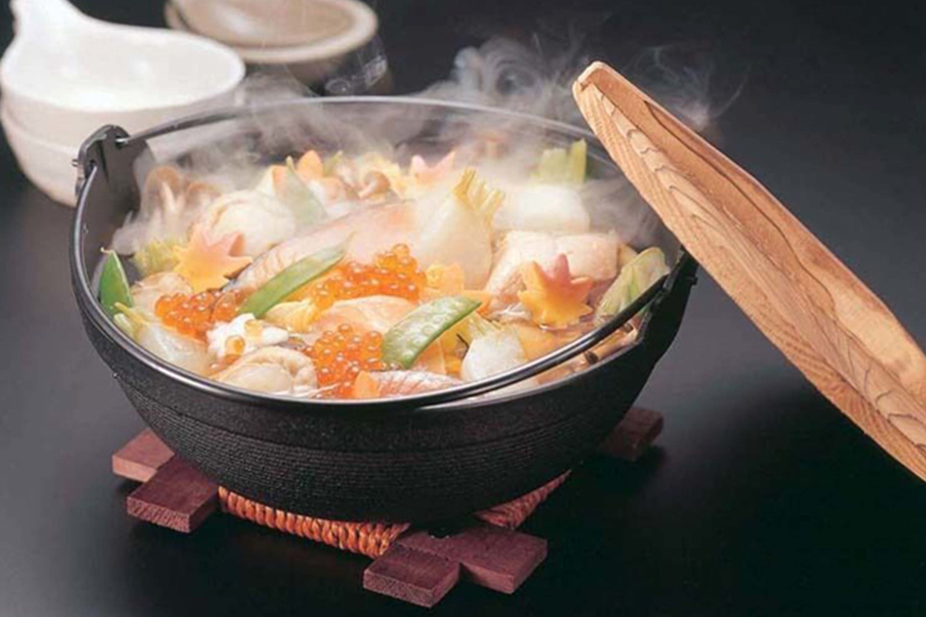 煮東西用的黑色鑄鐵鍋