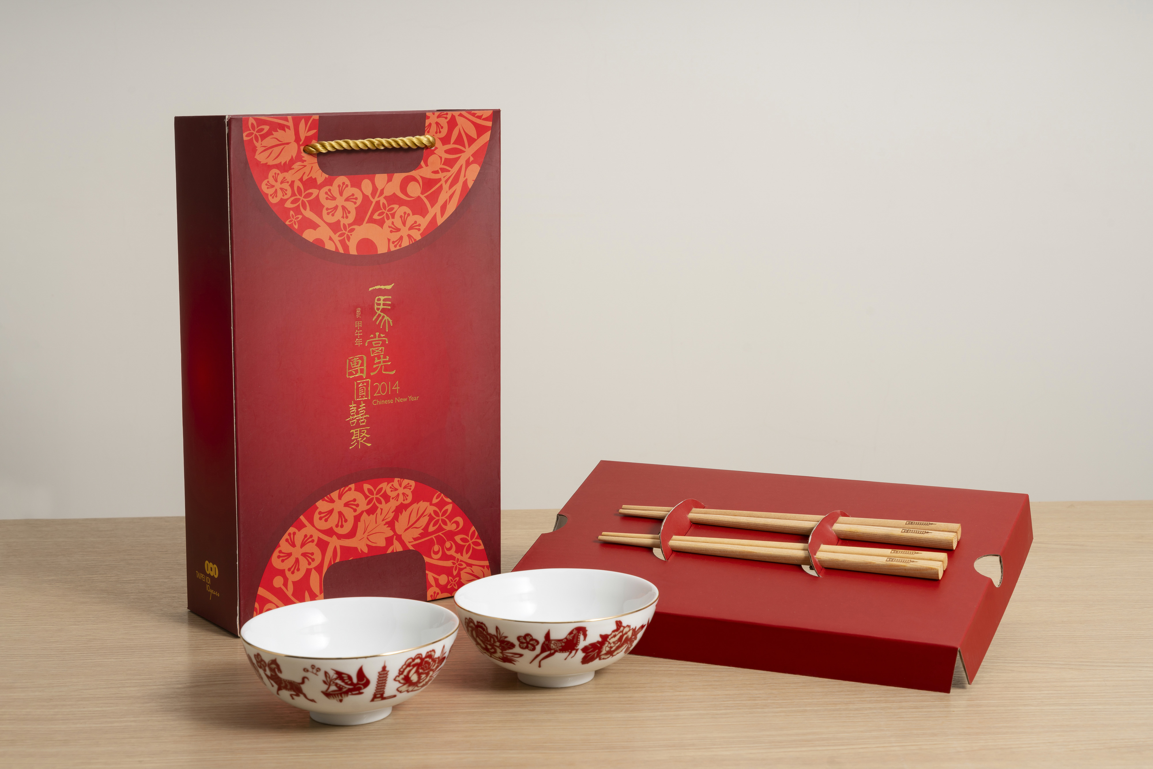 台北１０１春節滿額贈禮，一馬當先2014團員囍聚碗組。