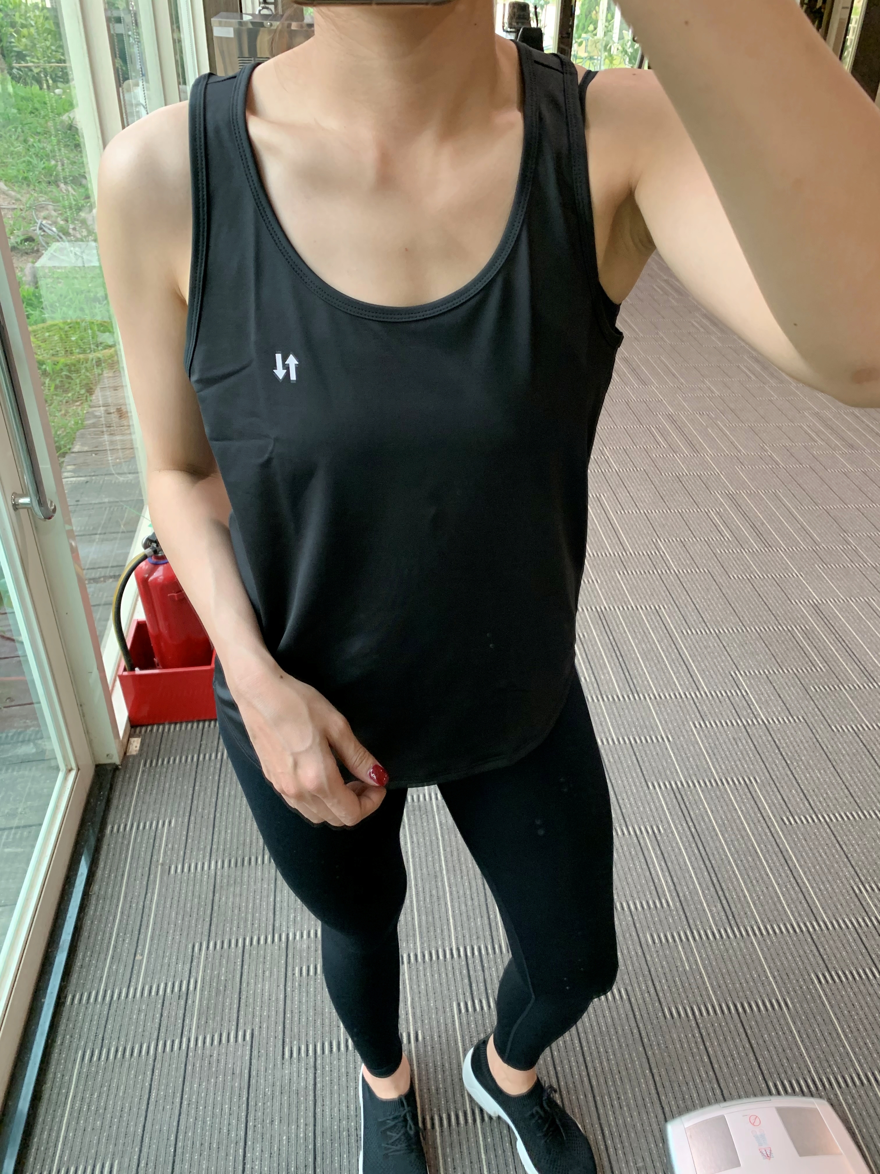 運動系列-箭頭U領運動背心(黑)