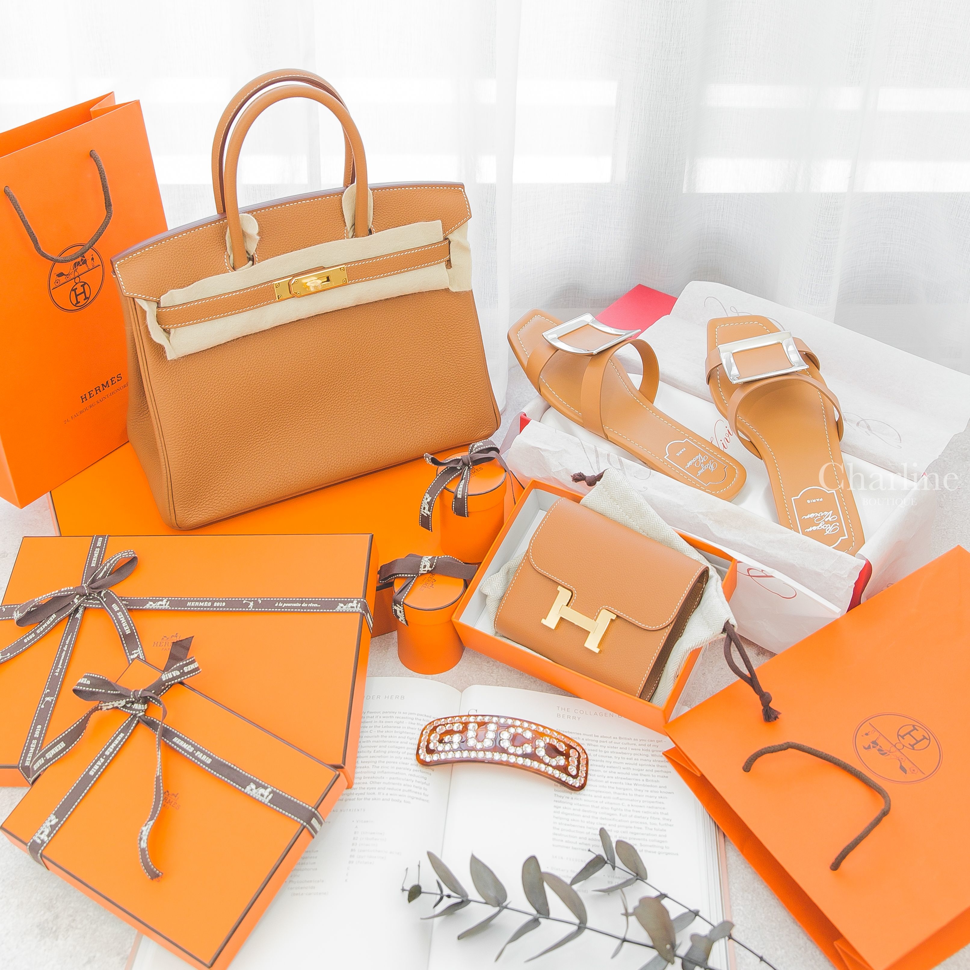 Hermès U刻焦糖色金釦鉑金包,Gucci 琥珀色方型鑲鑽 Gucci 髮飾,Roger Vivier 棕色皮革銀色方釦拖鞋,Hermes C刻焦糖色金釦短夾-Charline Boutique 精品代購