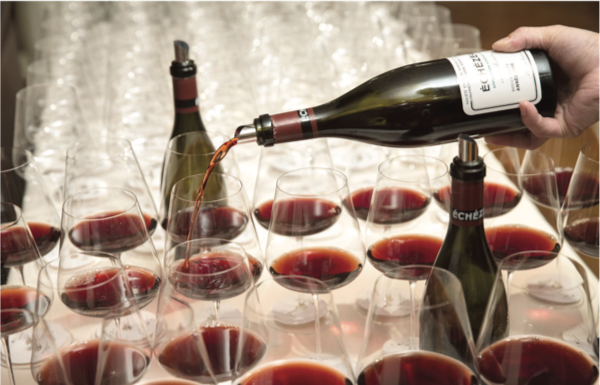 the sommeliers poured the wines with delicacy and attention to details, a testimony to their values and uniqueness.