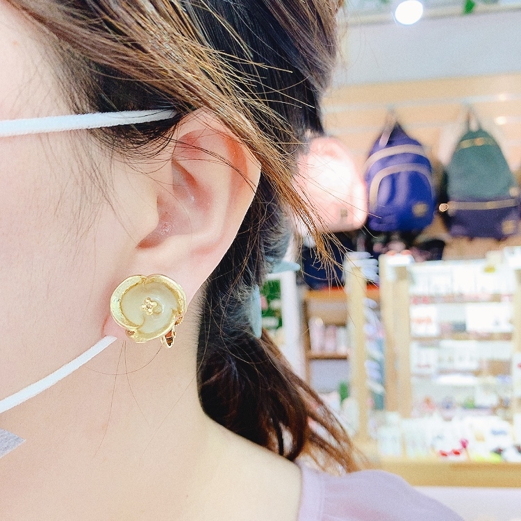 [日本制]Farbe 填充顏料花形耳環