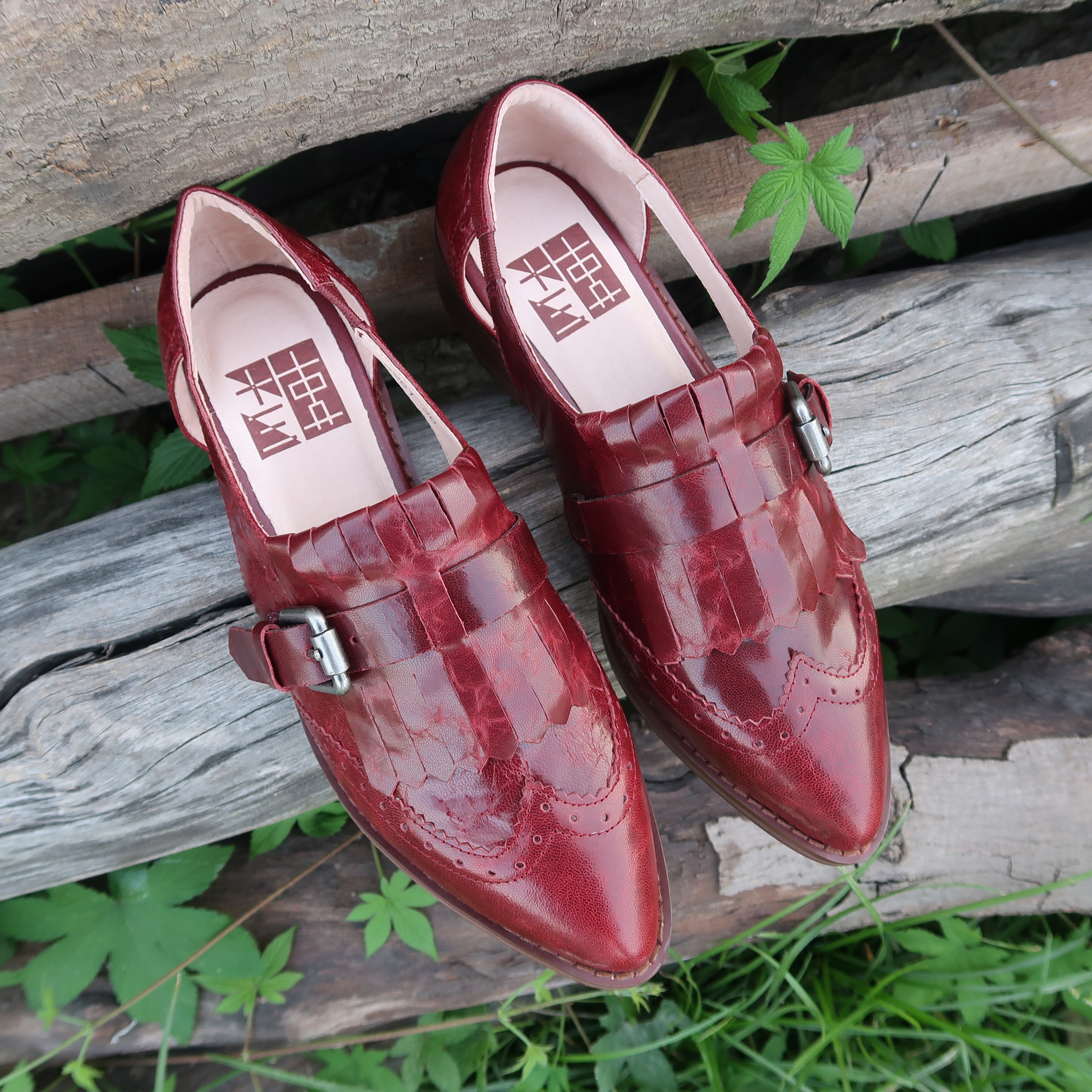 【羅浮宮之謎】全真皮兩側三角簍空透氣小低跟流蘇雕花牛津孟克寬腳板很可以的微尖楦型