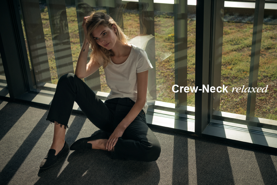 Crew-Neck relaxed系列採用寬鬆版型，微微露出的鎖骨與肩膀，休閒中帶點微性感