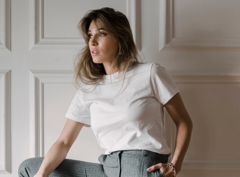 白色聯名款素T線條簡潔俐落，穿起來更加自然不做作