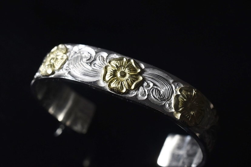 LOVE系列 三18k點金玫瑰唐草平打手鐲 12mm