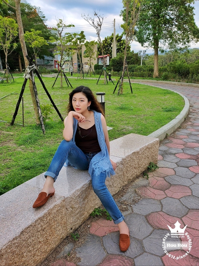 休閒感的穿搭法開襟針織背心搭配細肩帶背心