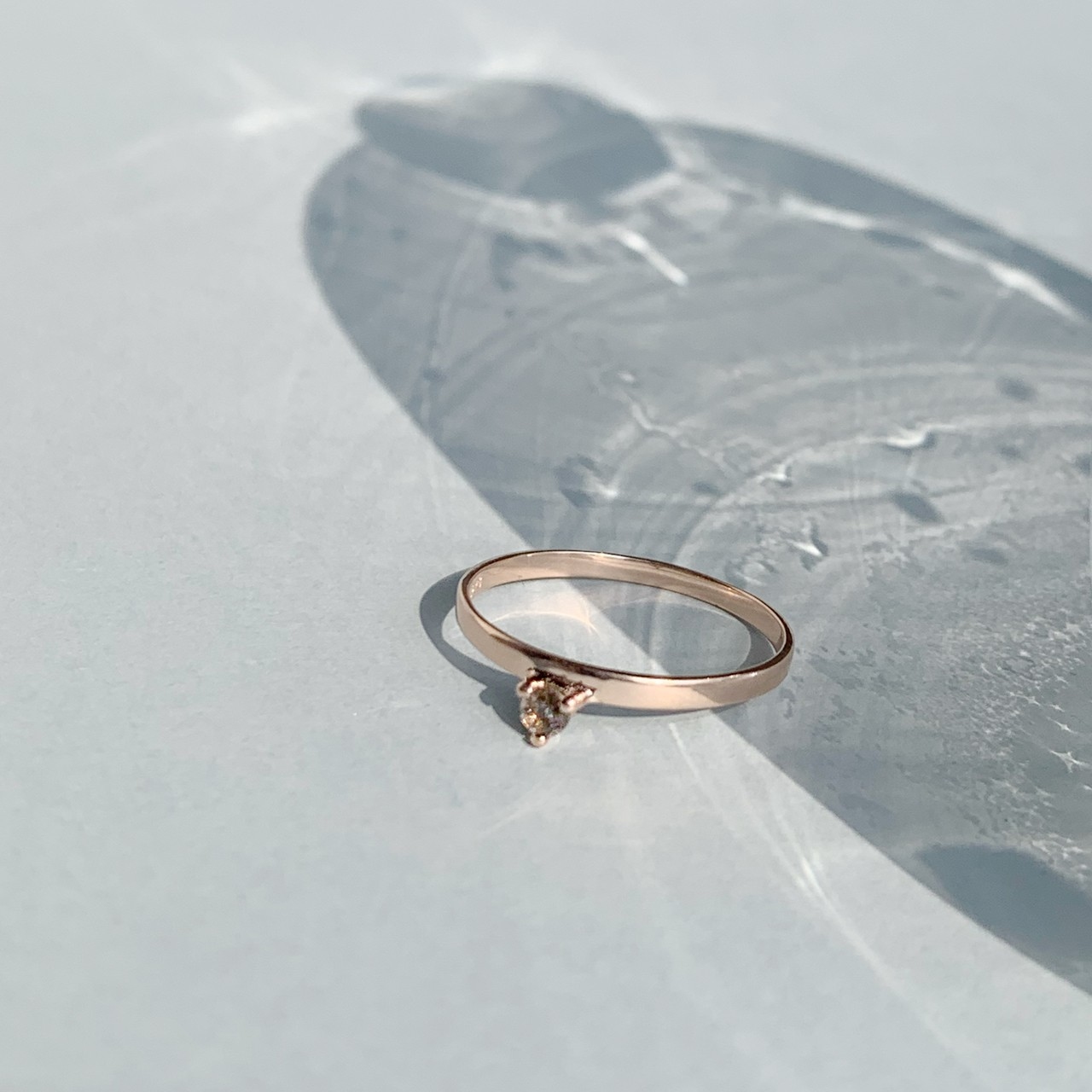 小三爪棕月光微寬戒指