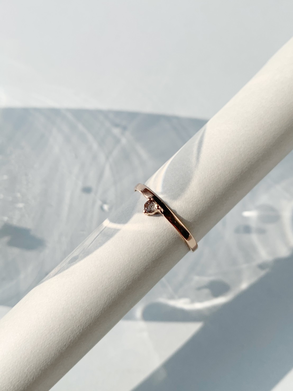小三爪棕月光微寬戒指