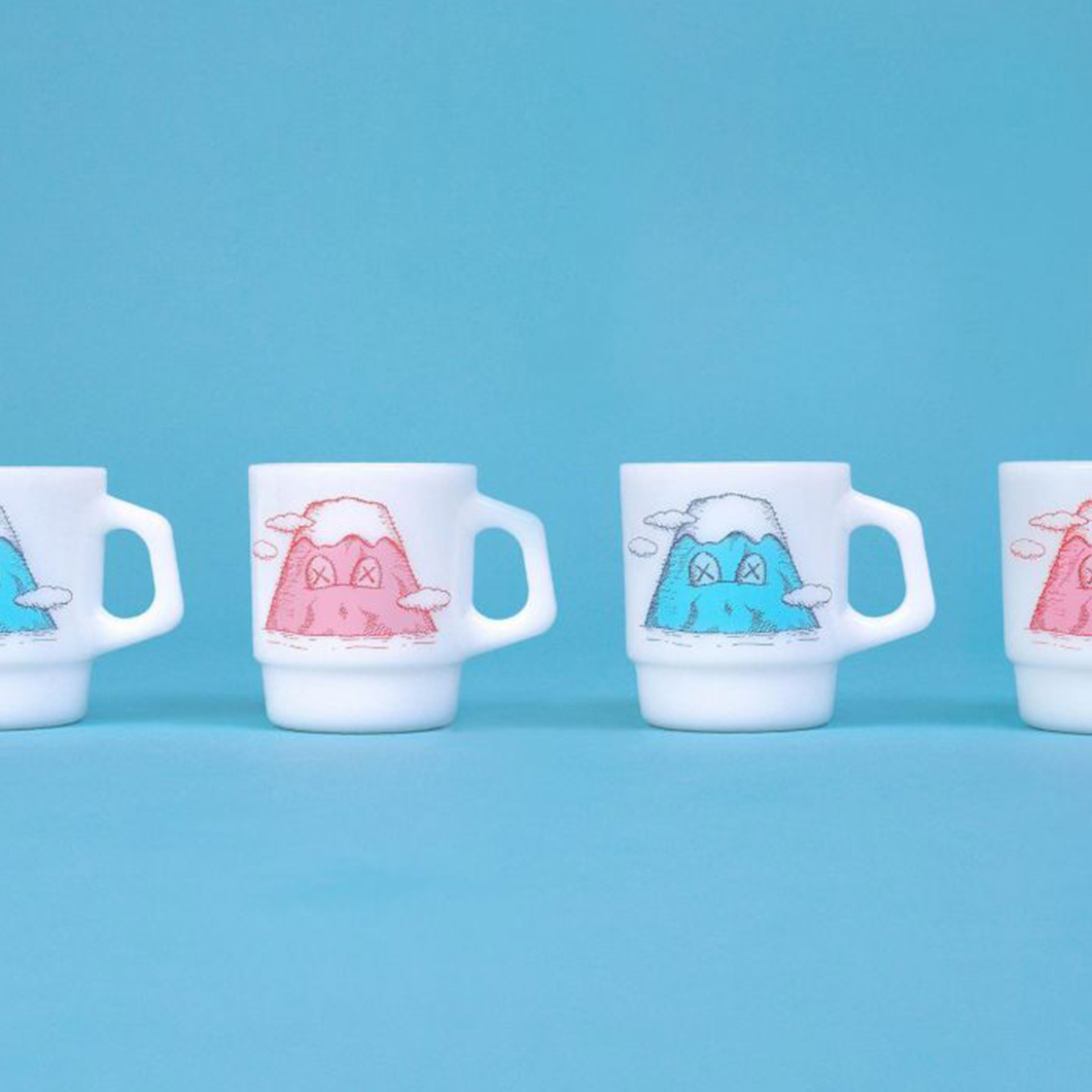 KAWS HOLIDAY 日本站富士山 Fire-King 馬克杯 藍 粉