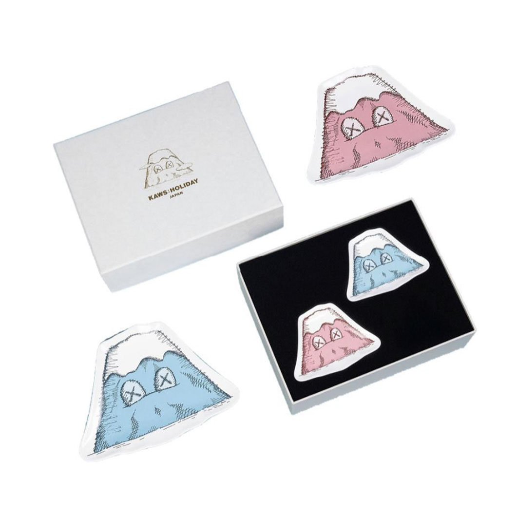 KAWS HOLIDAY 日本站富士山 四枚 盤子組