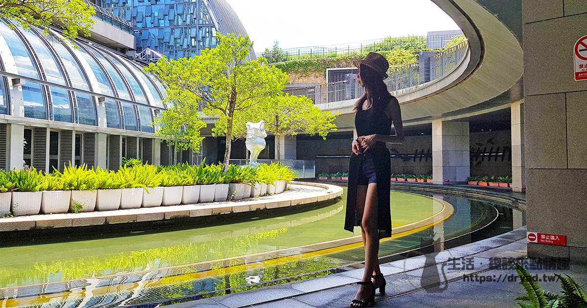 黑色針織背心穿搭牛仔短褲