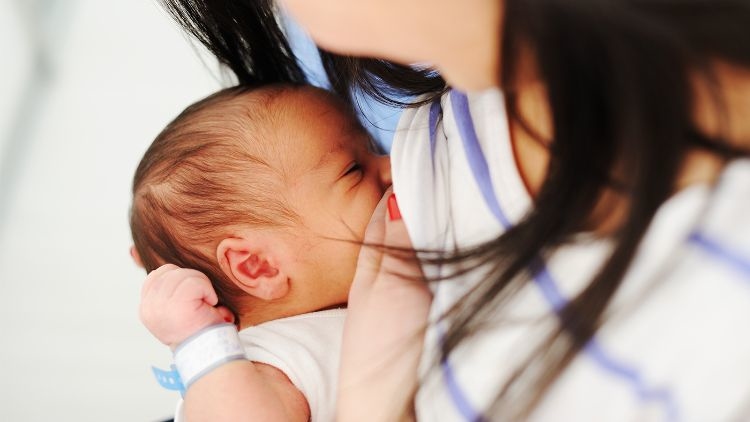 新生兒母乳餵養： 第一週會發生什麼