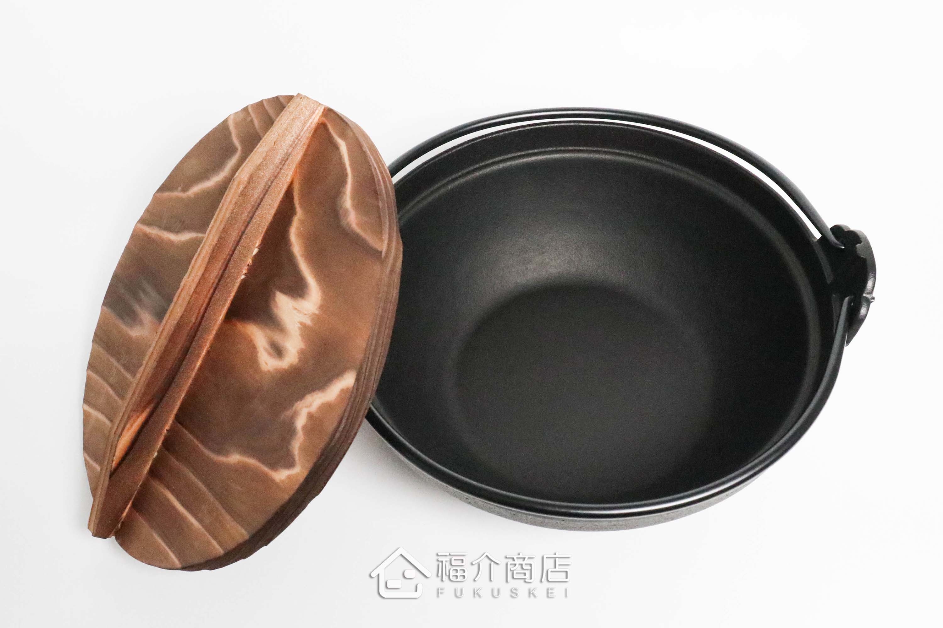 煮東西用的黑色鑄鐵鍋