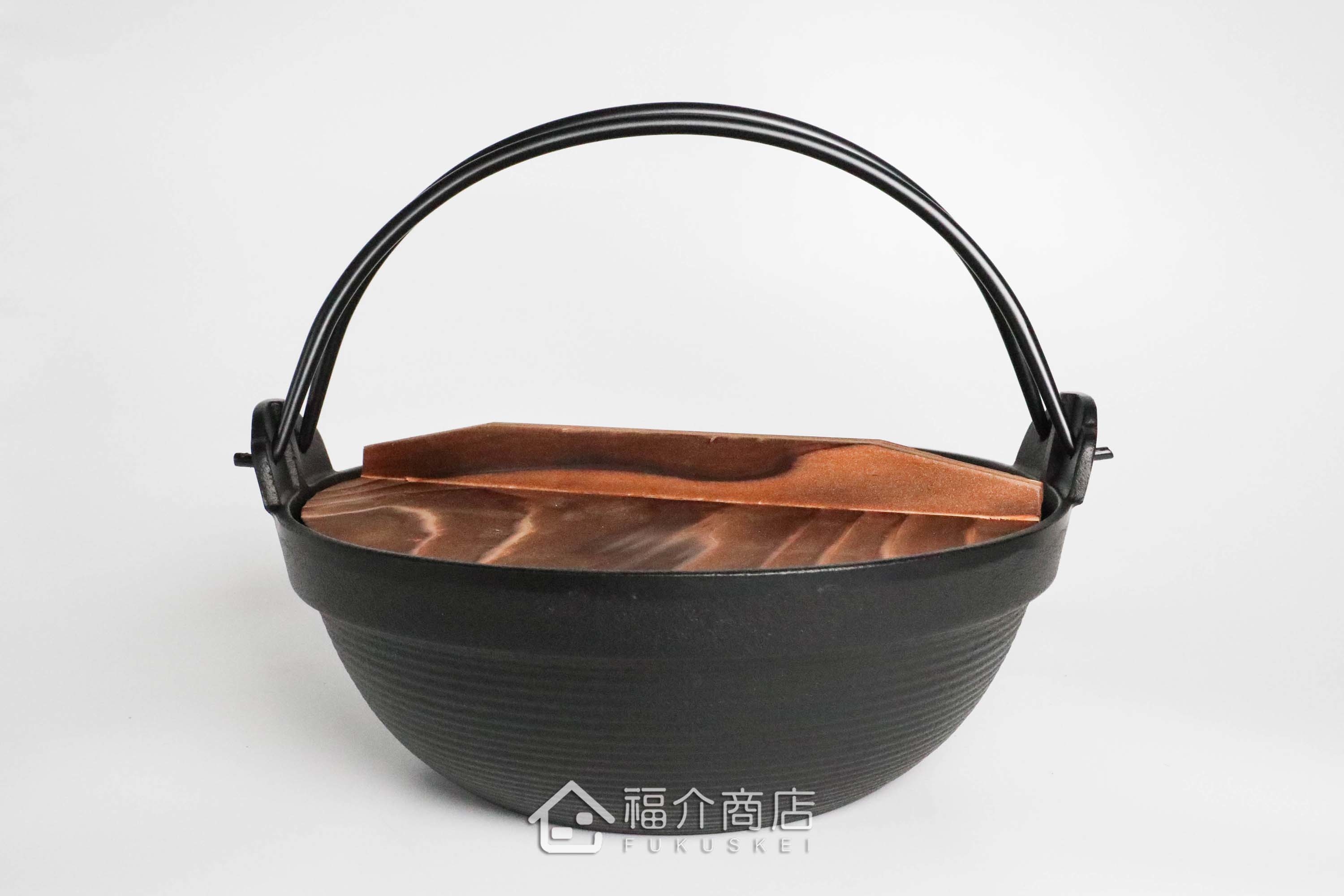 煮東西用的黑色鑄鐵鍋