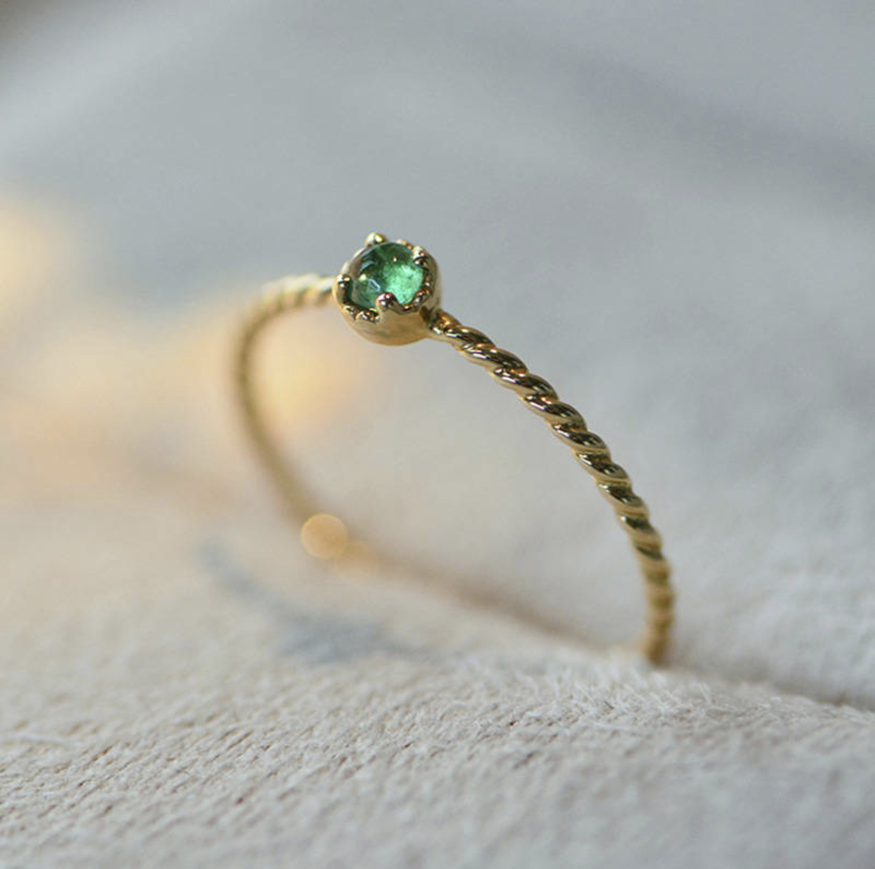 18K金祖母綠麻花紋線戒