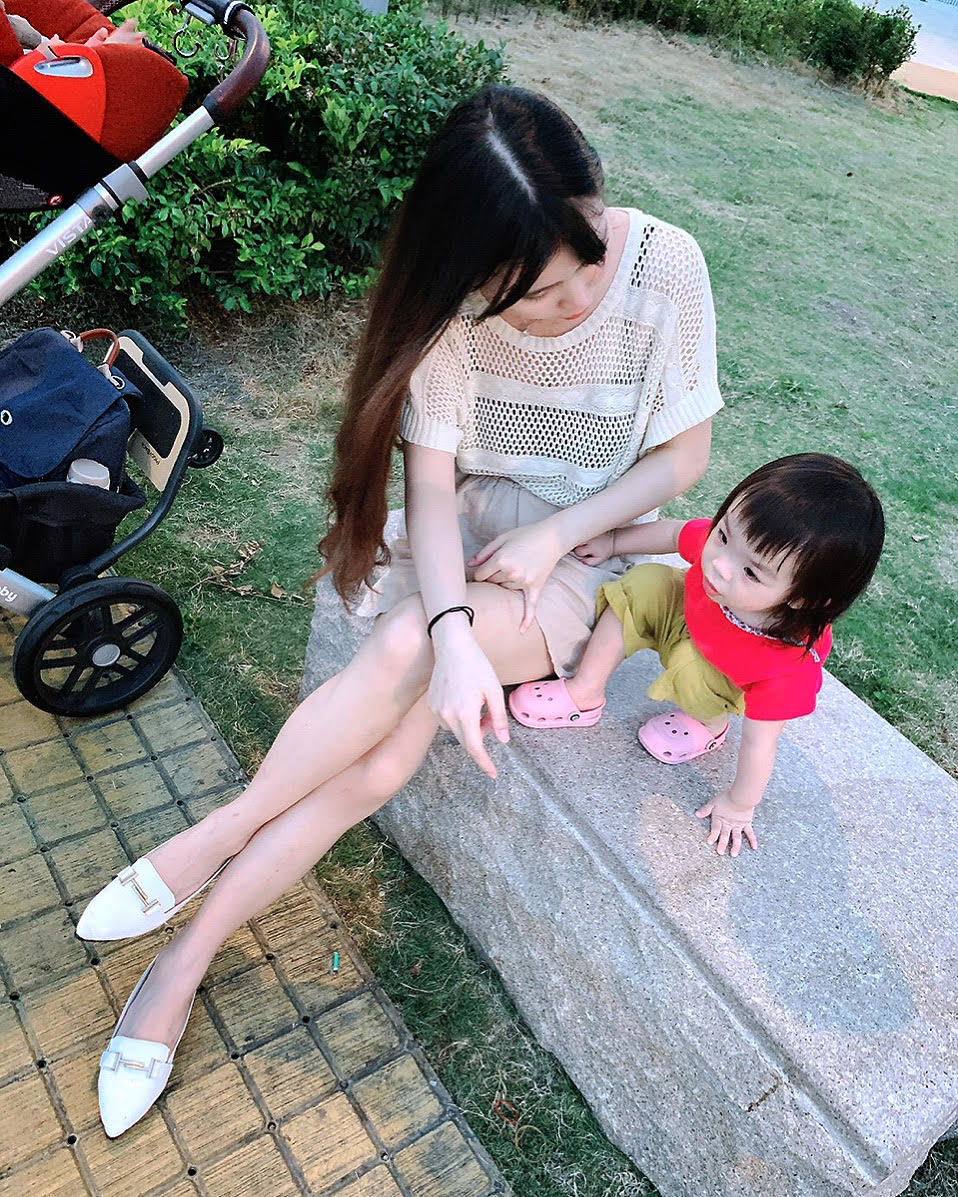 米色針織罩衫穿搭