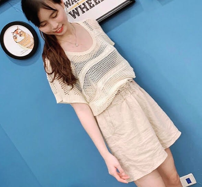 洞洞針織上衣搭配短褲