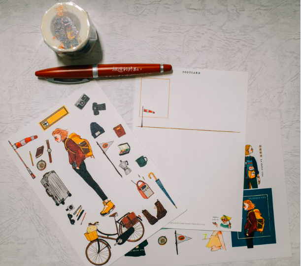 背包客女孩明信片｜甜蜜生活