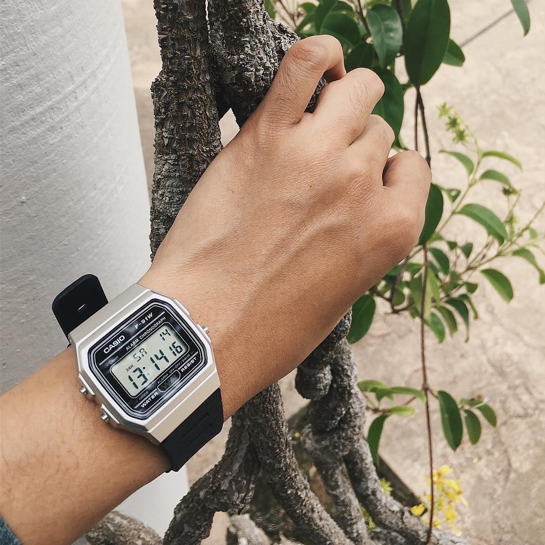 Casio F-91WM-7 中裝  黑色方形復古跳字錶 銀殻