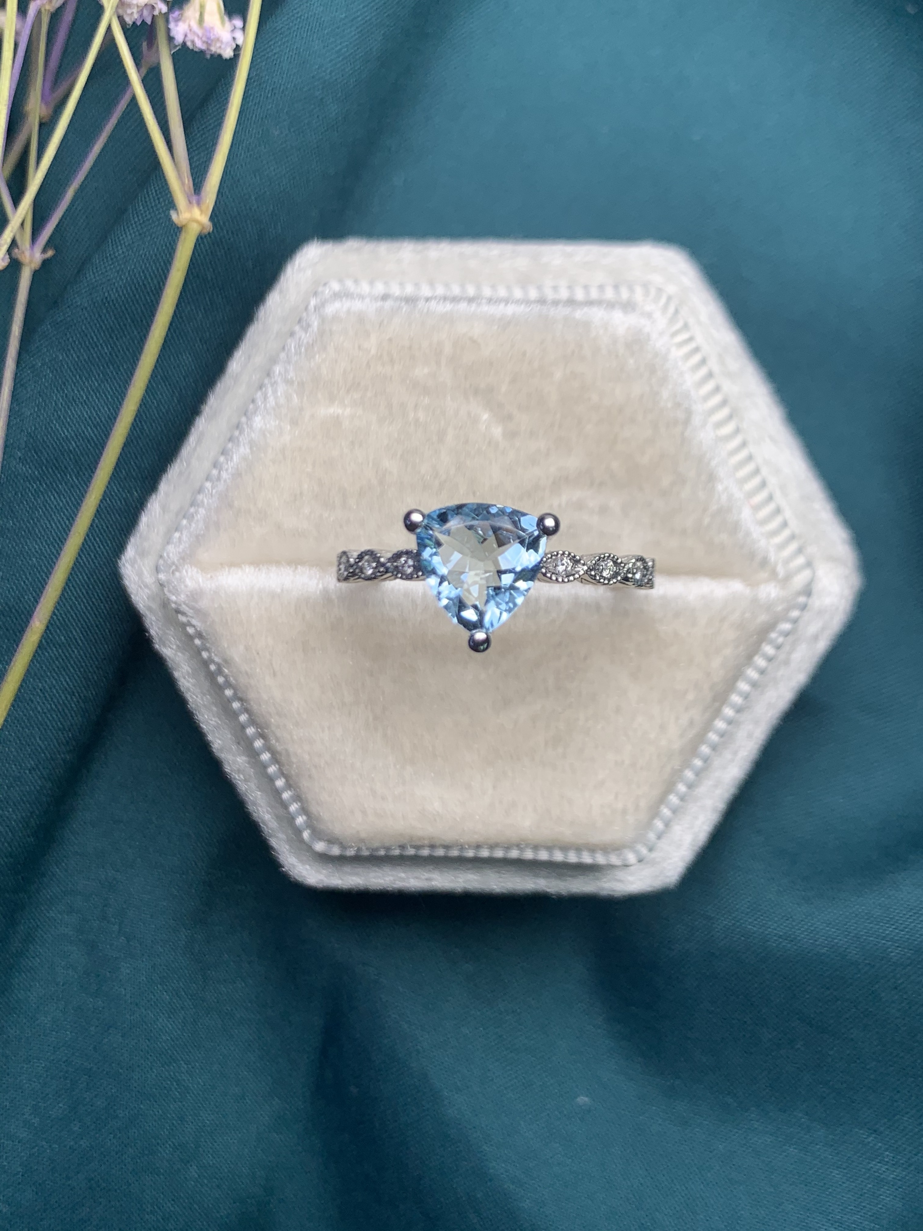 18K 金 0.9ct 海藍寶戒指