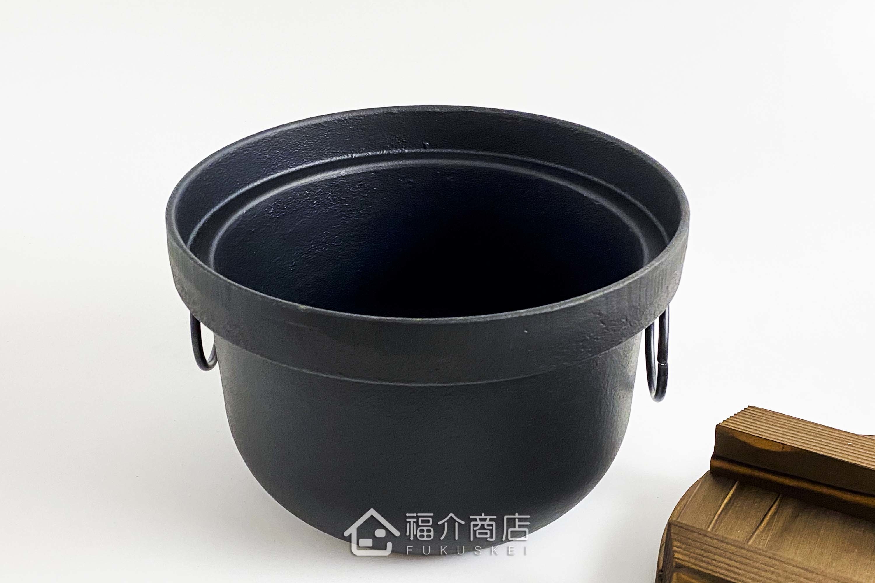 煮飯用的黑色鑄鐵鍋