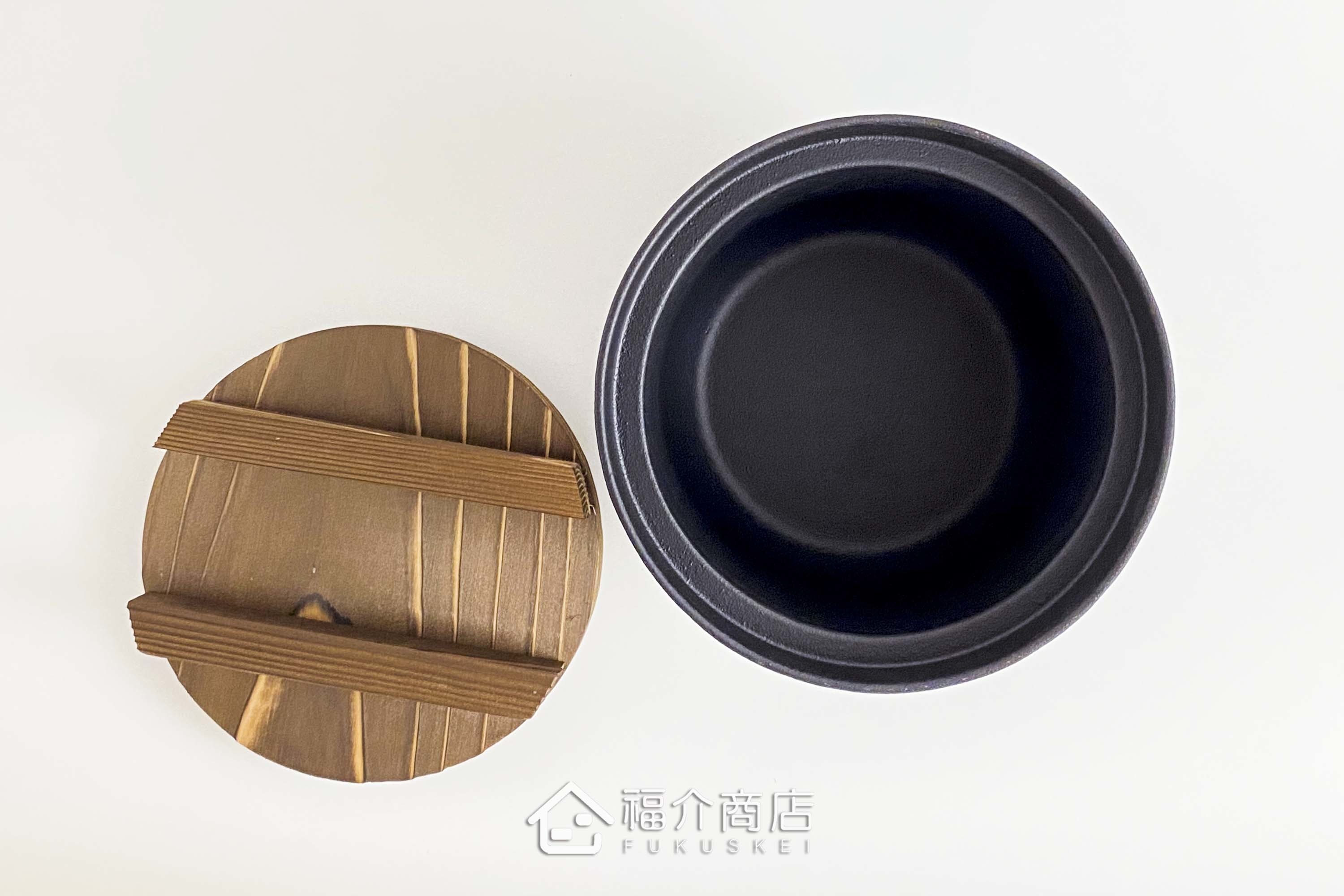 煮飯用的黑色鑄鐵鍋