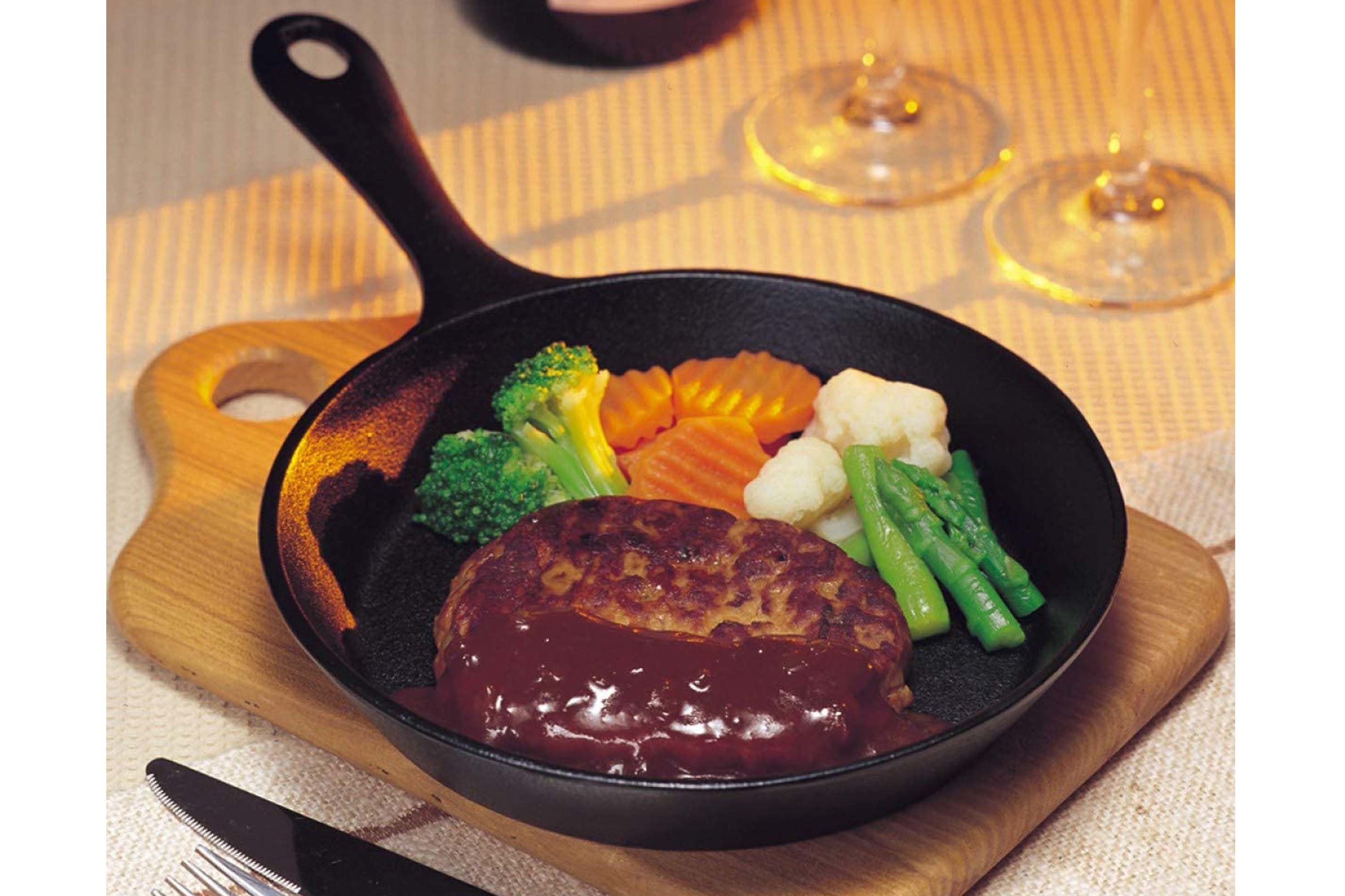 鑄鐵製小煎鍋與肉排及蔬菜