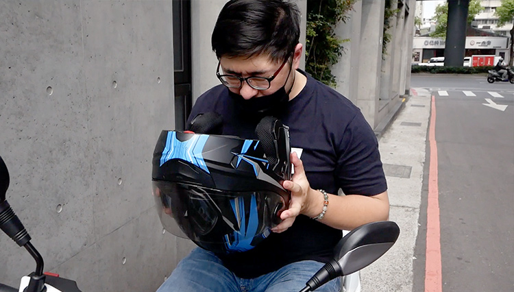 令人退避三舍的安全帽氣味