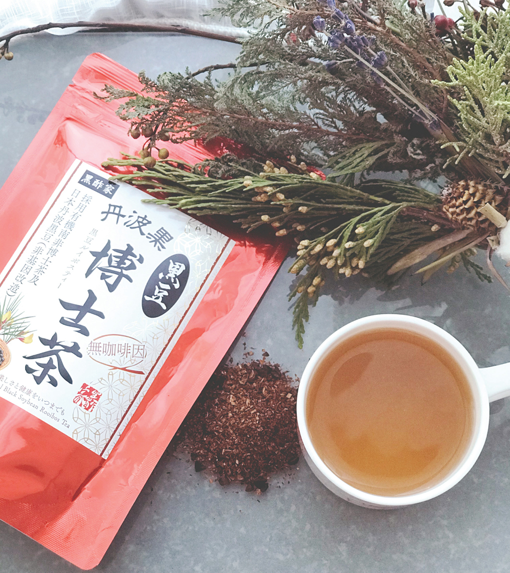 呼吸道容易受感染？‎容易喉嚨痛？ 沖泡黑豆博士茶當水喝，保持喉嚨濕潤之餘，提升體內抗菌力。小朋友都可以飲～  南非博士茶含有比綠茶高50倍既超氧化物歧化酶，激活人體內既抗氧化機制，將身體內毒性高既氧自由基，分解成對人體無害既物質，促進細胞既新陳代謝。