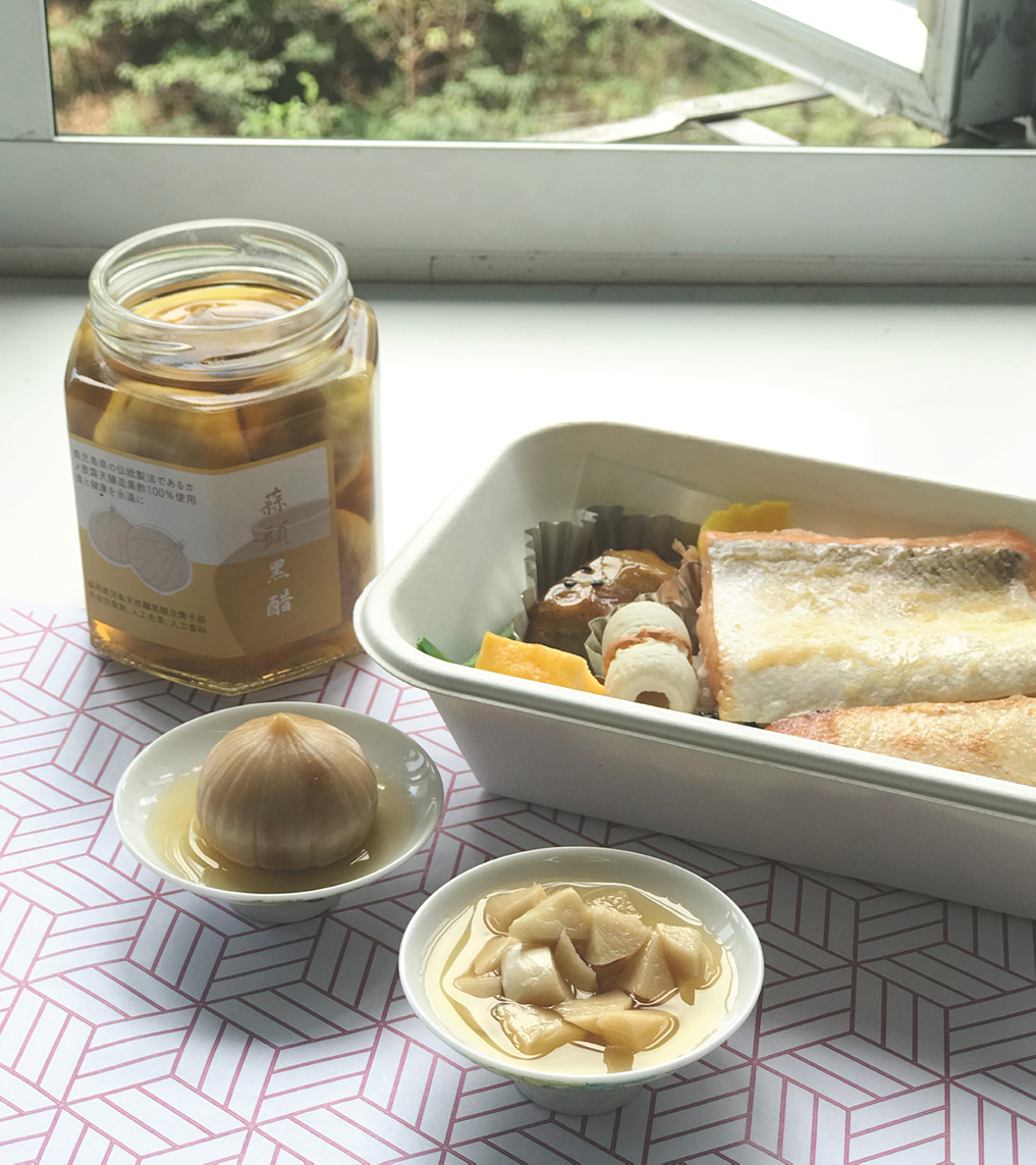 大蒜係天然植物中抗菌作用最強既一種。 蒜內硫化丙烯既殺菌能力係青黴素既1/10，對病原菌和寄生蟲都有良好既殺滅作用；可以起到預防流感、對抗感染性疾病等功效。 配上有效淨化血液，增強免疫力及預防感冒的日本鹿兒島玄米黑醋，中和了大蒜的辛辣，容易入口。