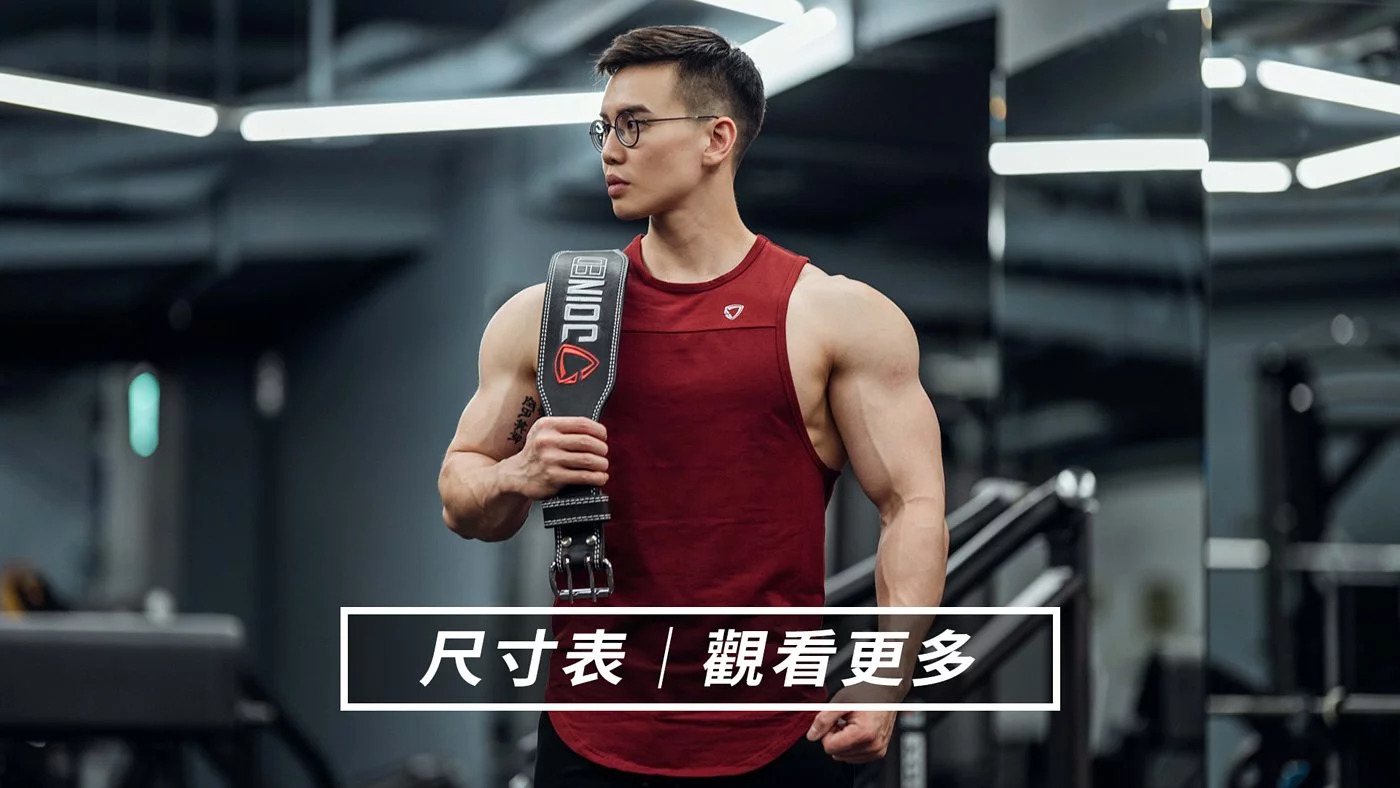 穿著TeamJoined肌肉背心手拿8mm健美腰帶站在健身房中的IFBB PRO大H
