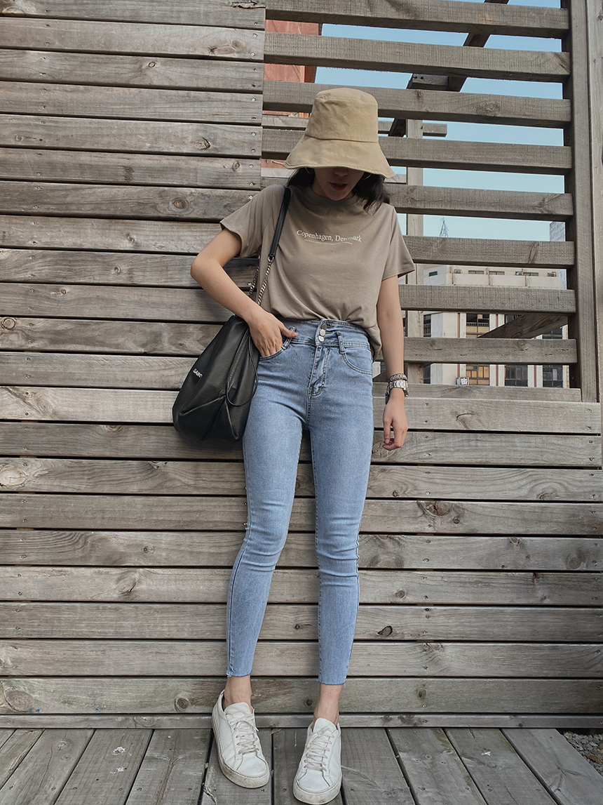 淺藍三釦合身小腳褲