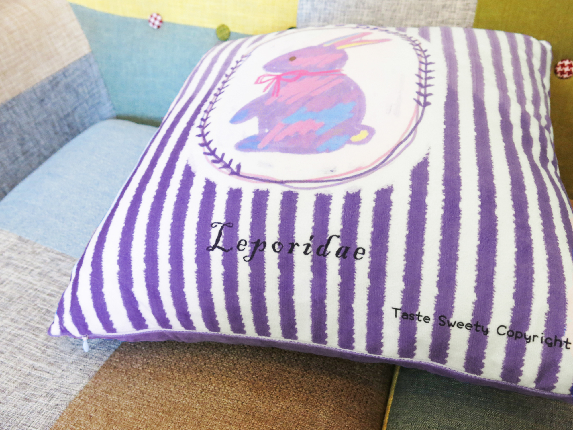 條紋紫彩兔抱枕