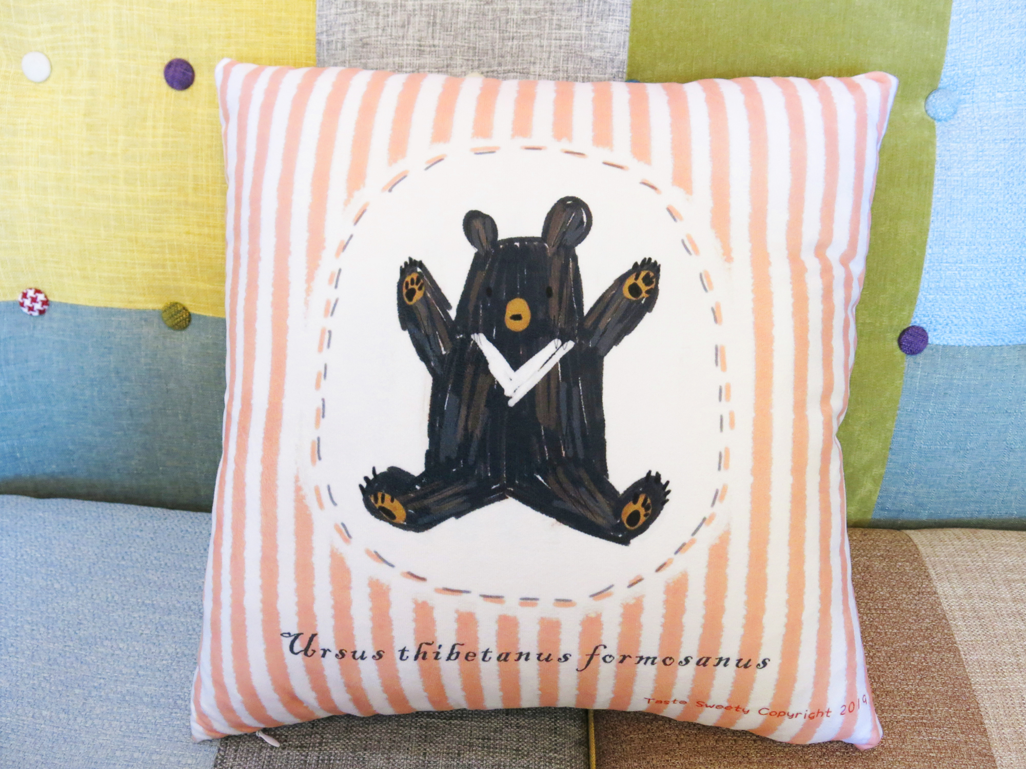 淺駝條紋黑熊抱枕