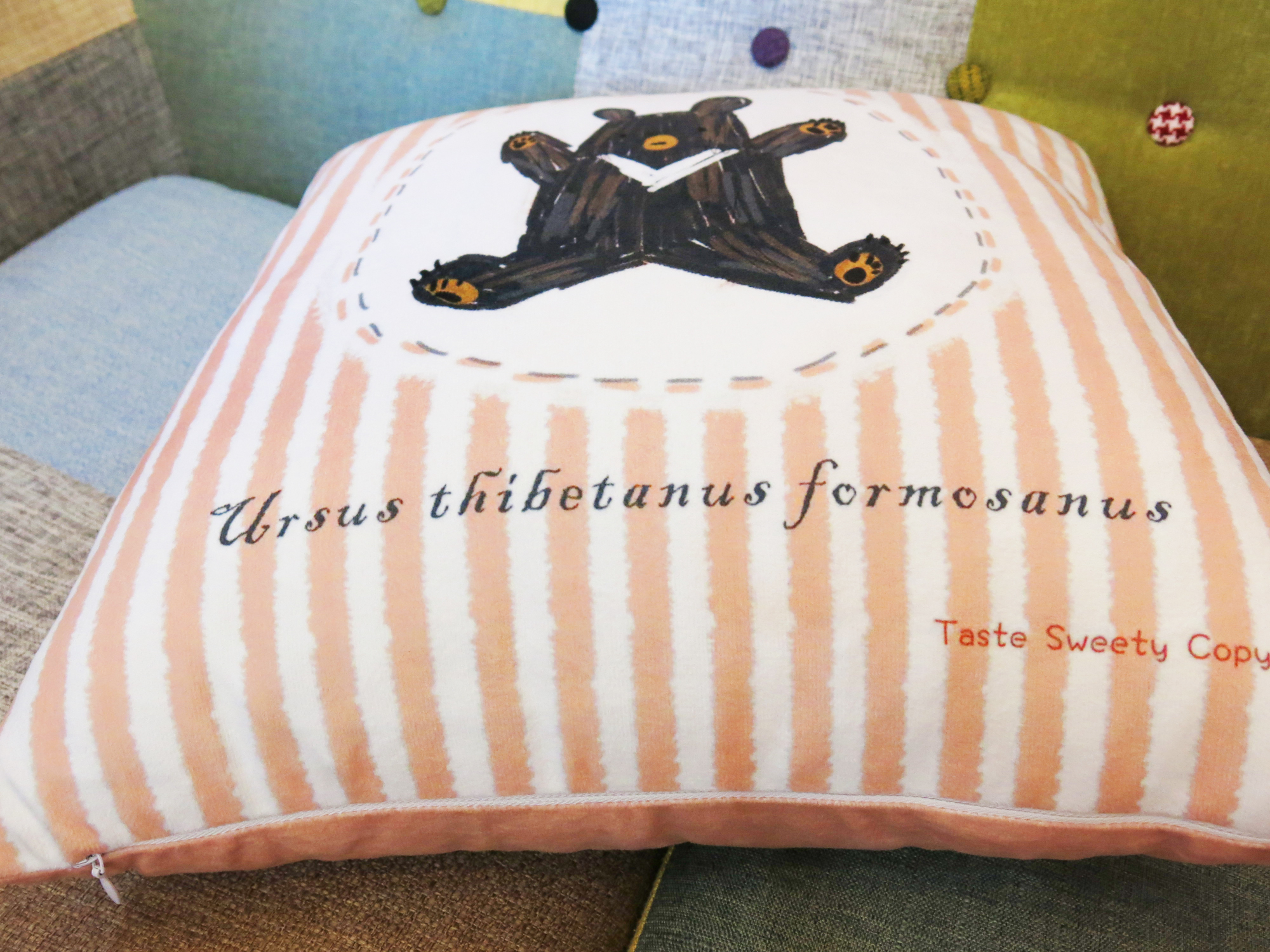 淺駝條紋黑熊抱枕