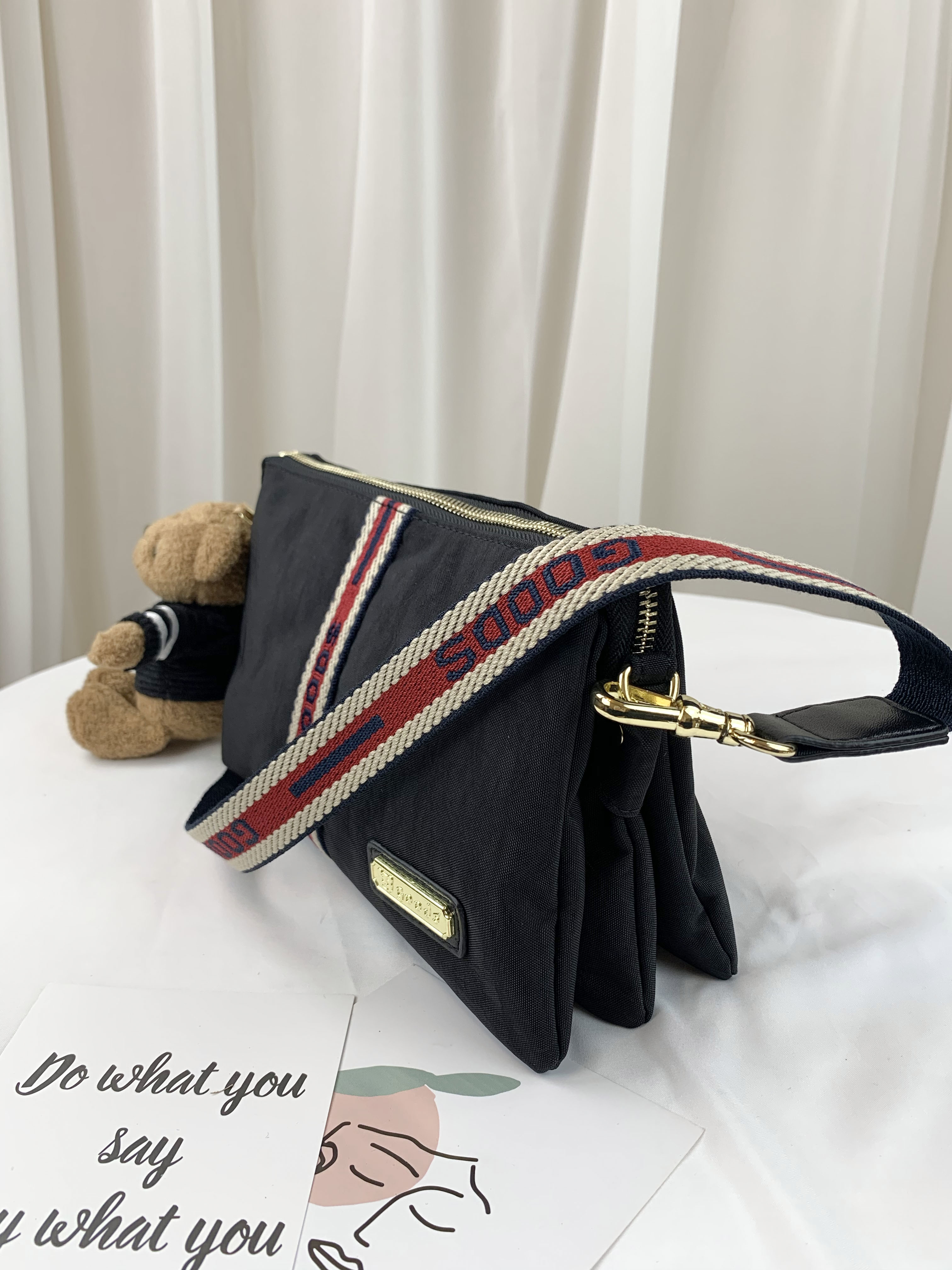 GOODS 織帶黑 水洗紋防潑水側背包 附小熊吊飾 #2107