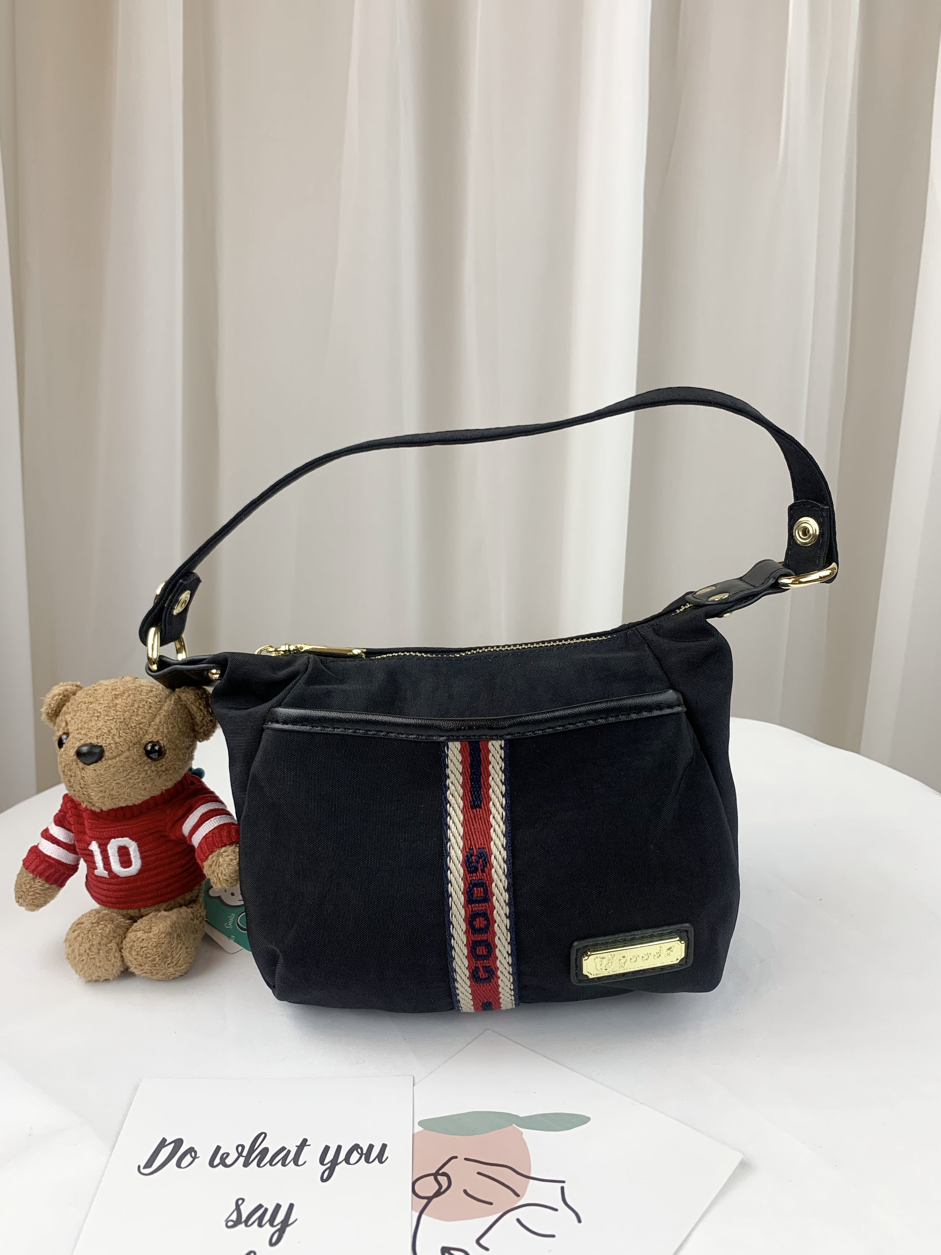 GOODS 織帶黑 水洗紋防潑水側背包 附小熊吊飾 #2503