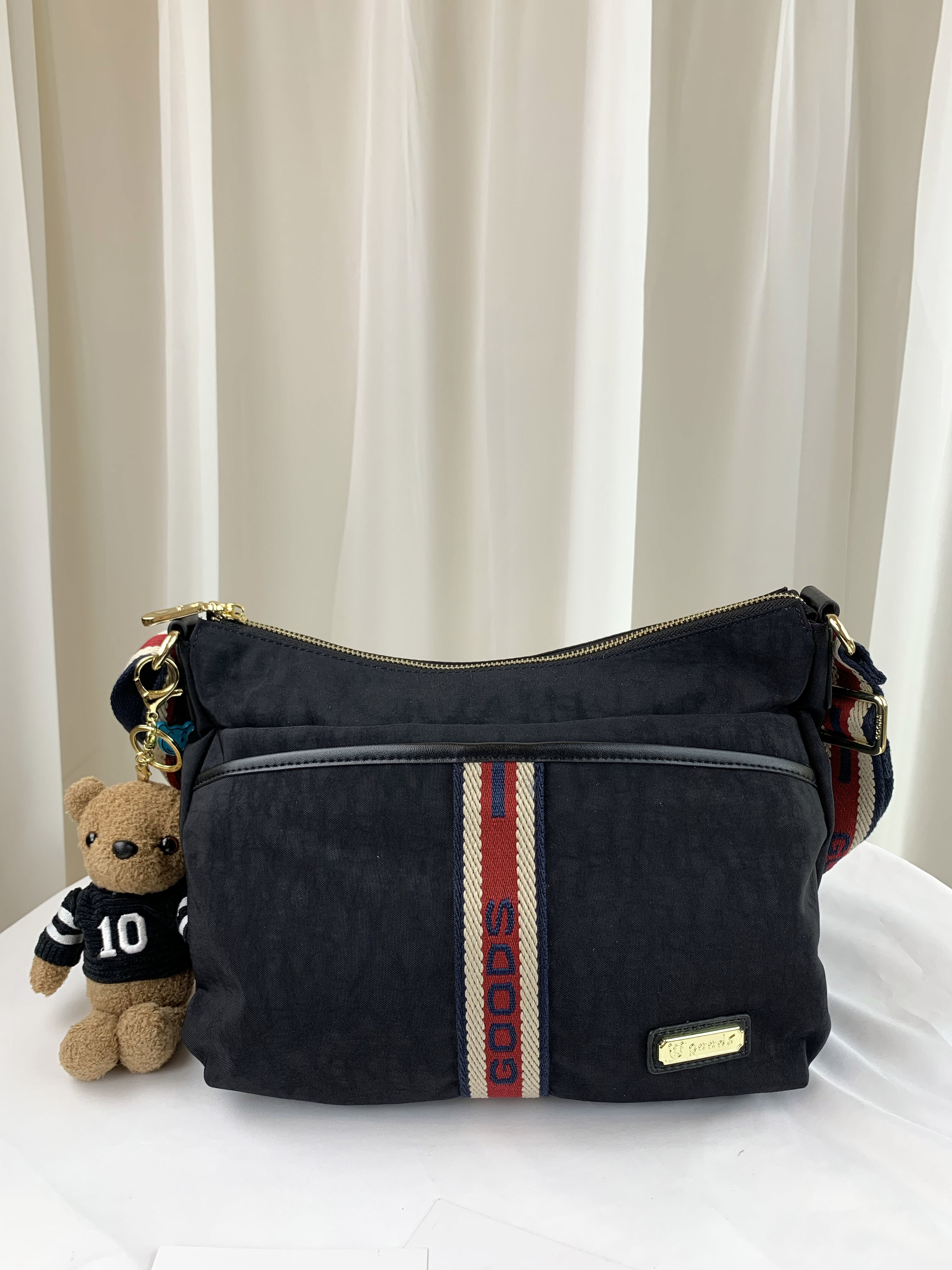 GOODS 織帶黑 水洗紋防潑水側背包 附小熊吊飾 #2638