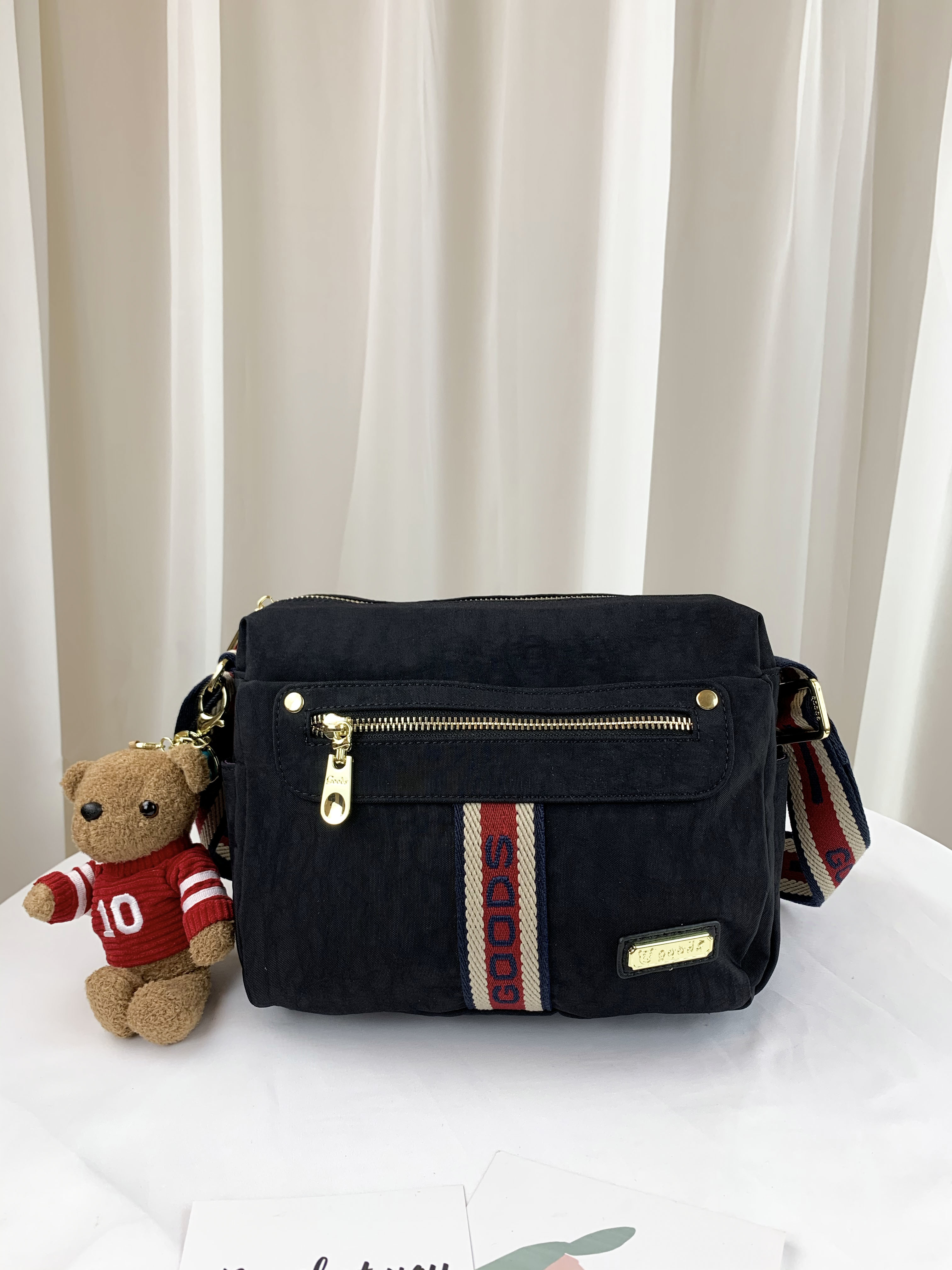GOODS 織帶黑 水洗紋防潑水側背包 附小熊吊飾 #29295