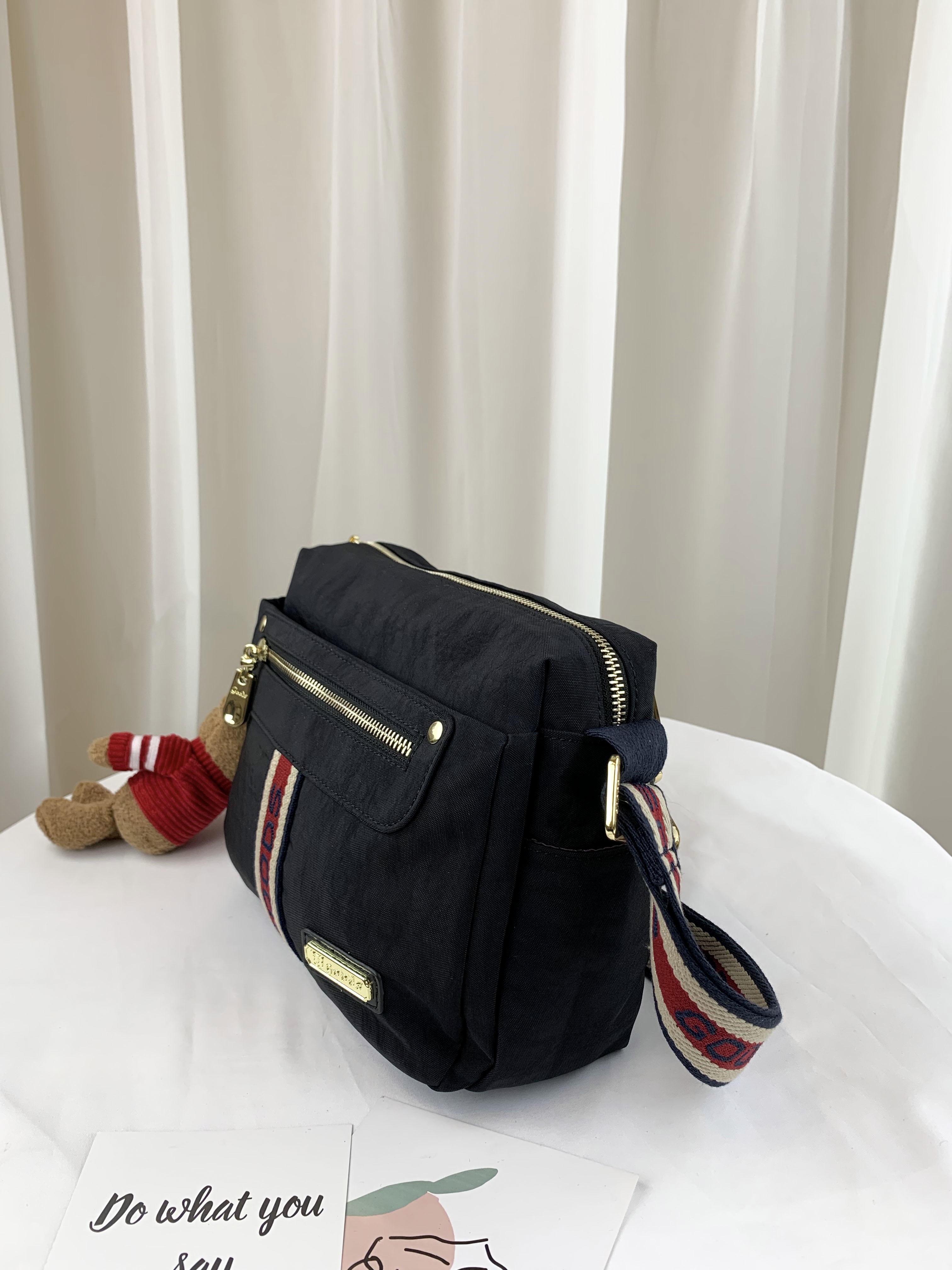 GOODS 織帶黑 水洗紋防潑水側背包 附小熊吊飾 #29295