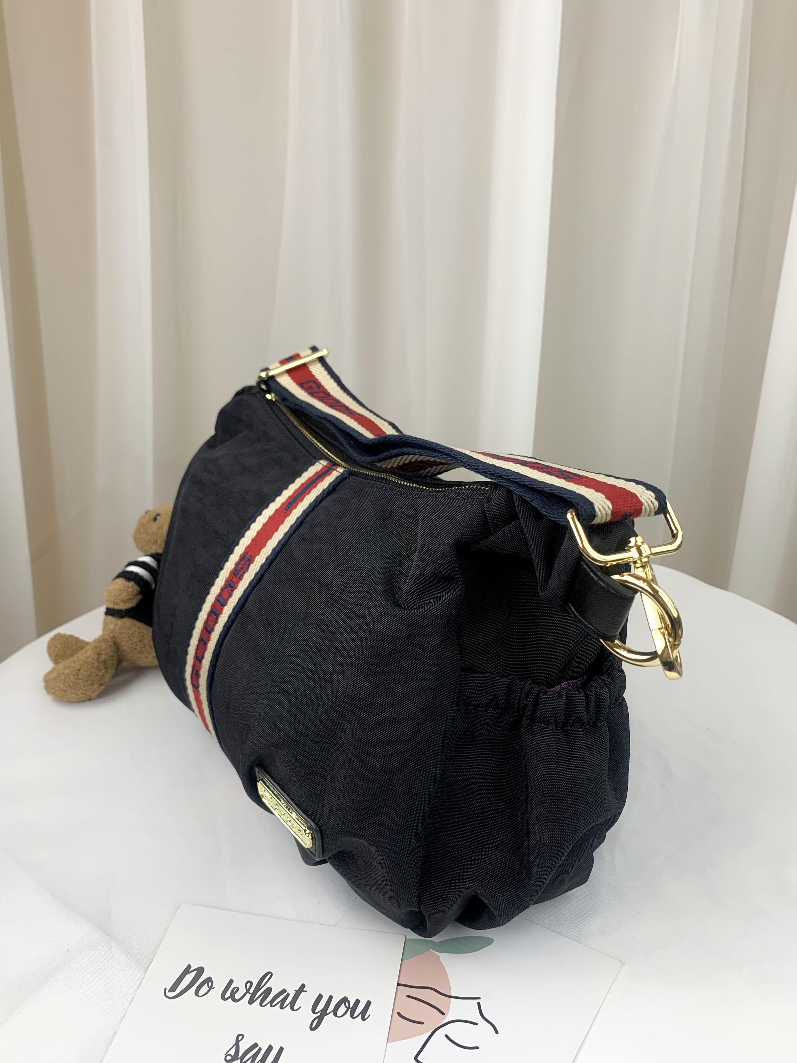 GOODS 織帶黑 水洗紋防潑水側背包 附小熊吊飾 #2687