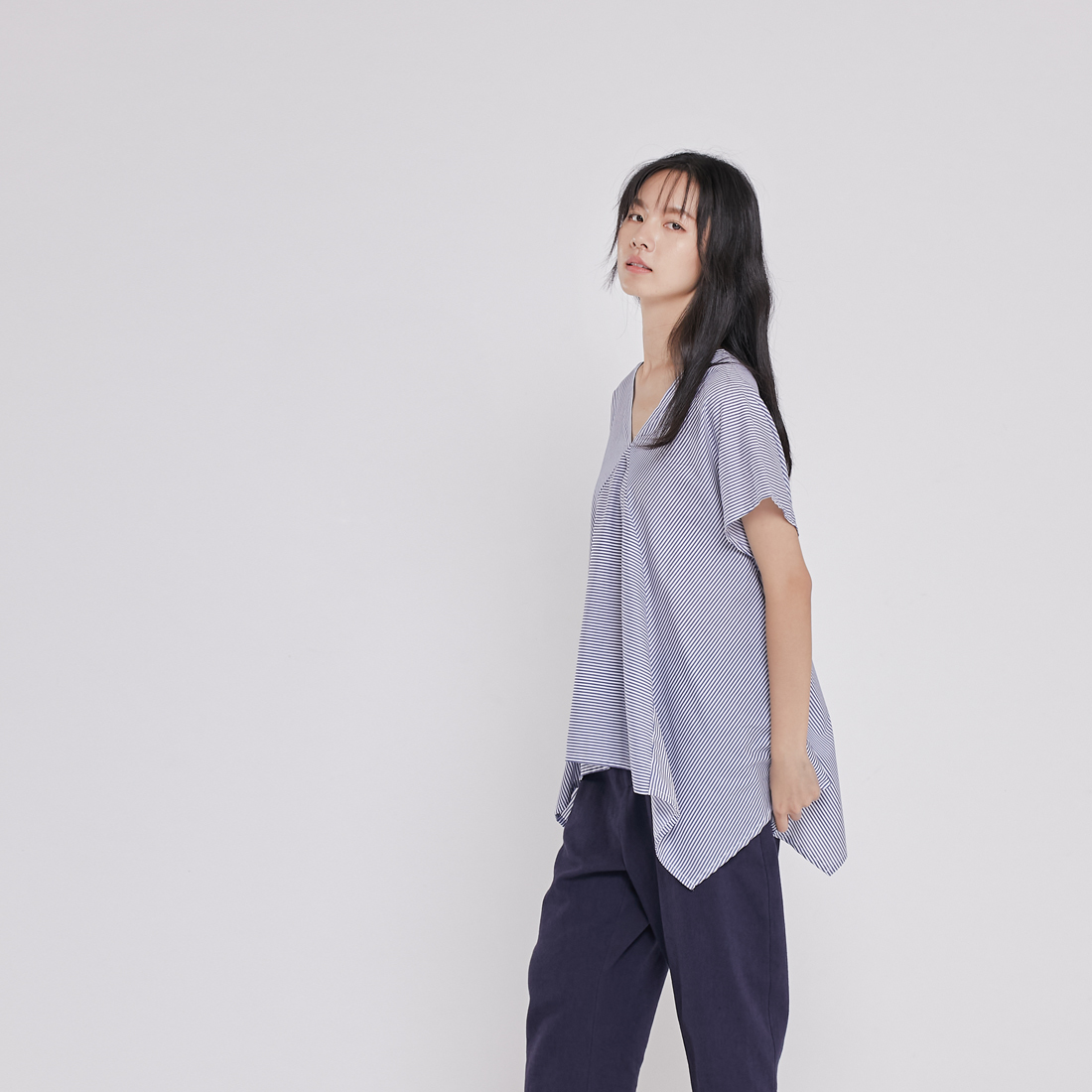 Kim V領落肩拼接手帕下擺寬上衣/藍直條