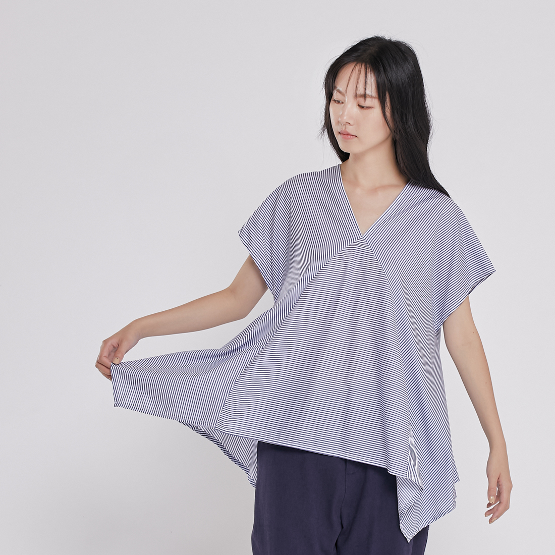 Kim V領落肩拼接手帕下擺寬上衣/藍直條