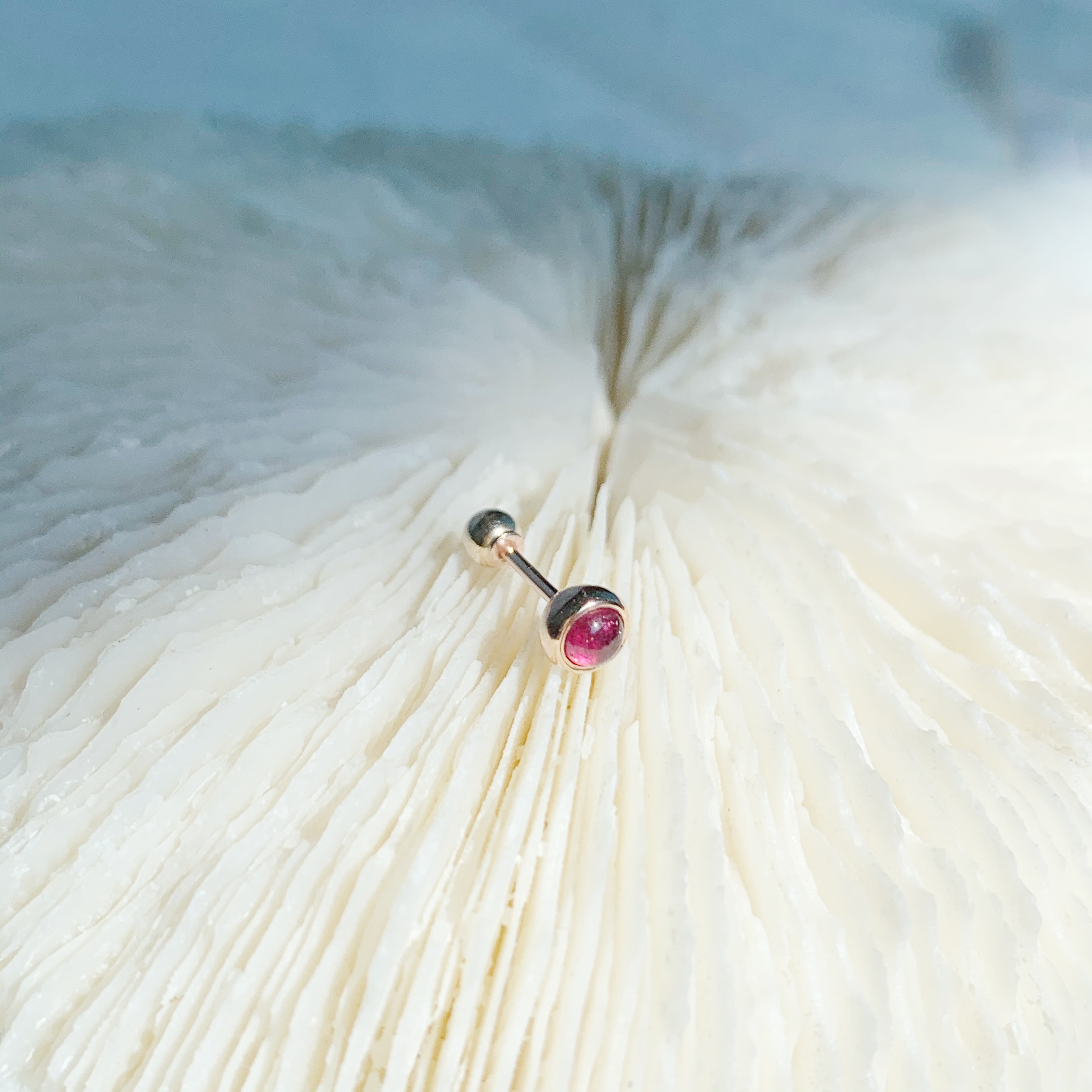 14K 3mm厚圓包邊紅寶石轉珠耳環