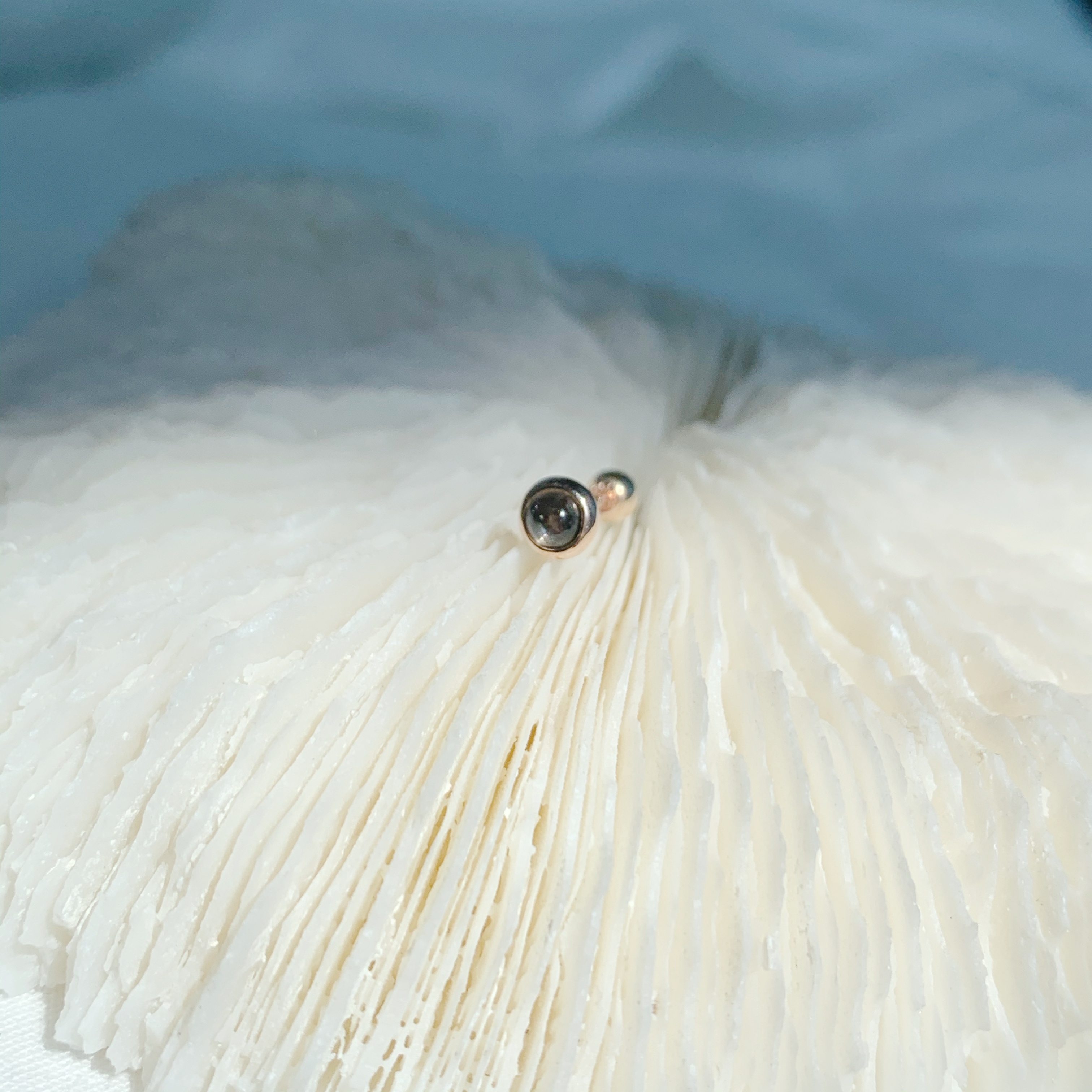 14K 3mm厚圓包邊棕月光轉珠耳環