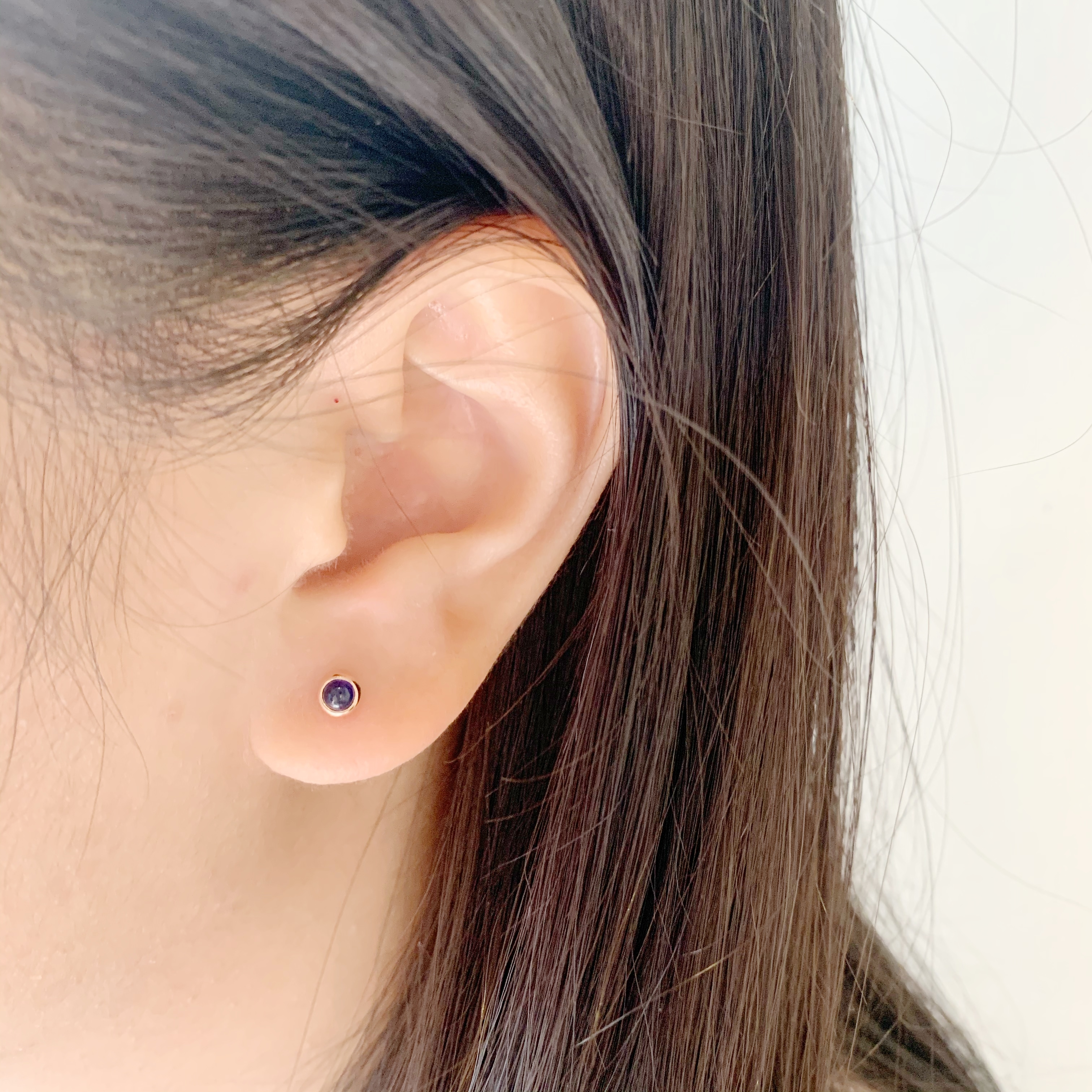 14K 3mm厚圓包邊藍寶石轉珠耳環