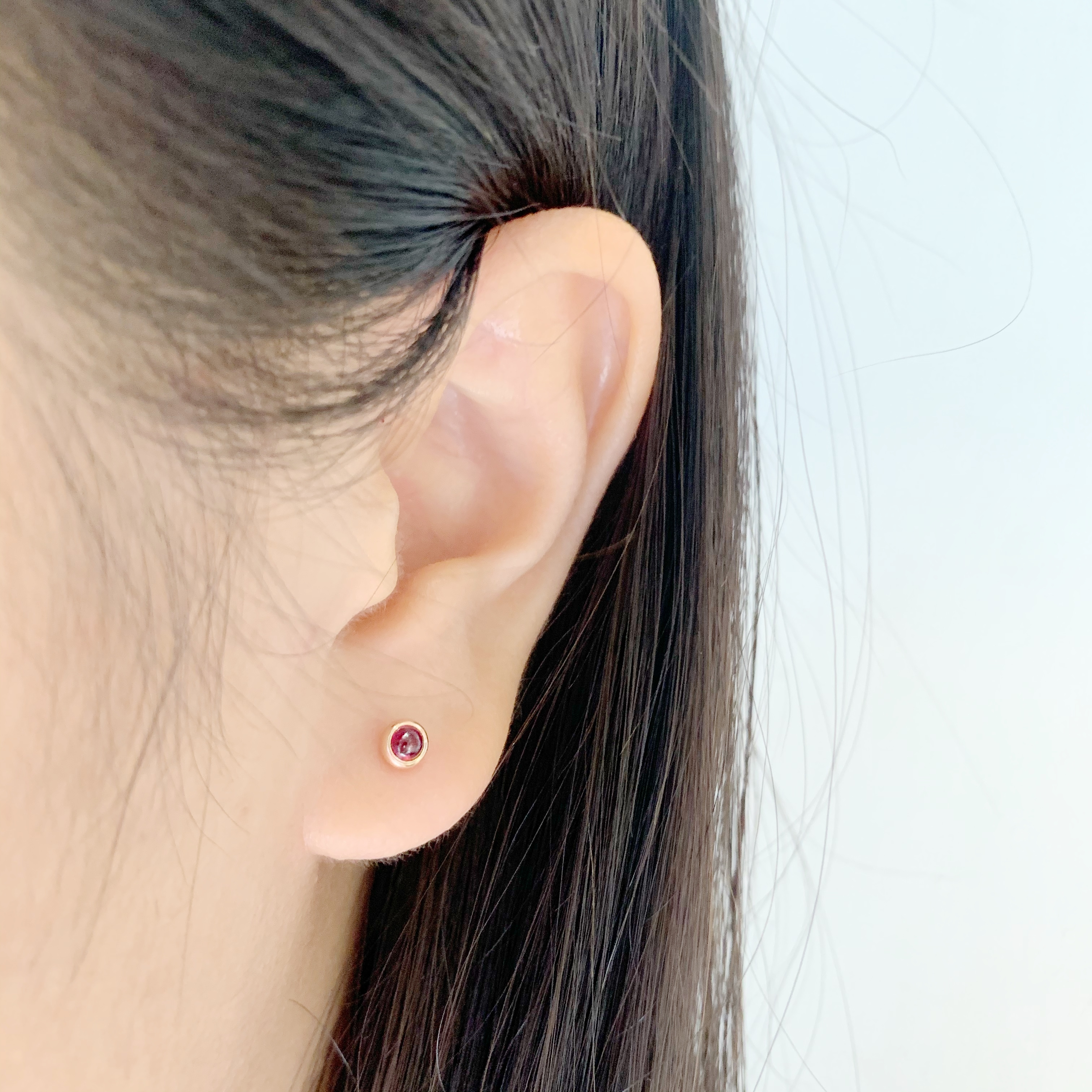 14K 3mm厚圓包邊紅寶石轉珠耳環