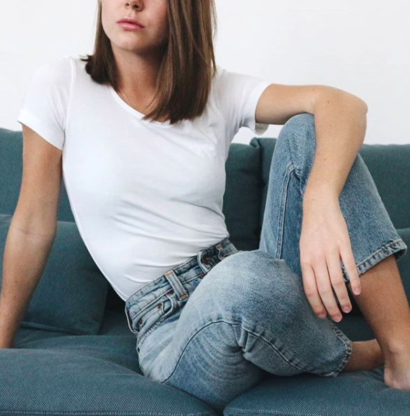 圓領素T推薦穿搭:白色T恤搭配牛仔褲