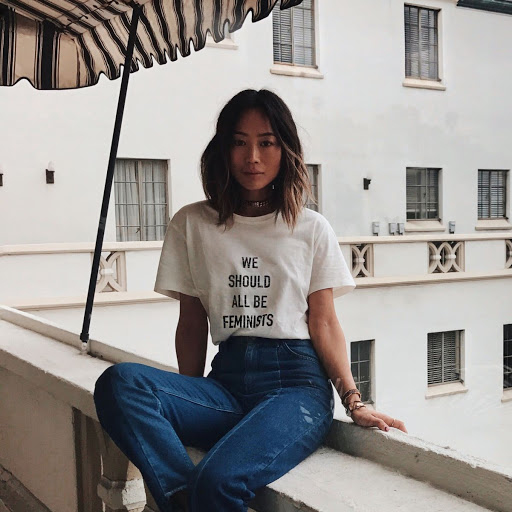 素T推薦穿搭一-白T搭配高腰牛仔褲,堪稱永不退燒的流行組合